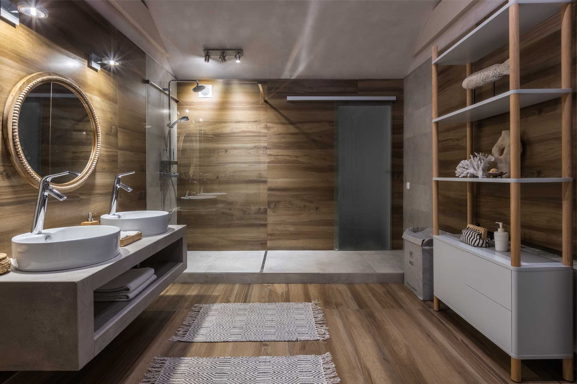 In this bathroom, wood finishes create a cozy ambiance.