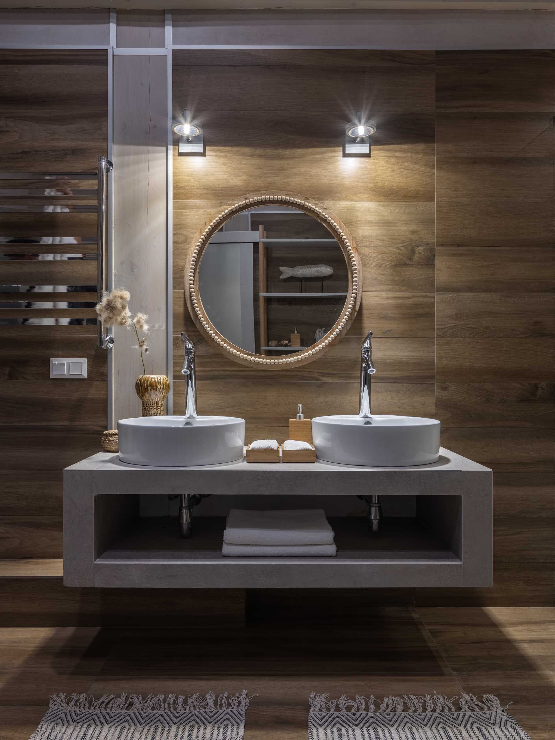 In this bathroom, wood finishes create a cozy ambiance.