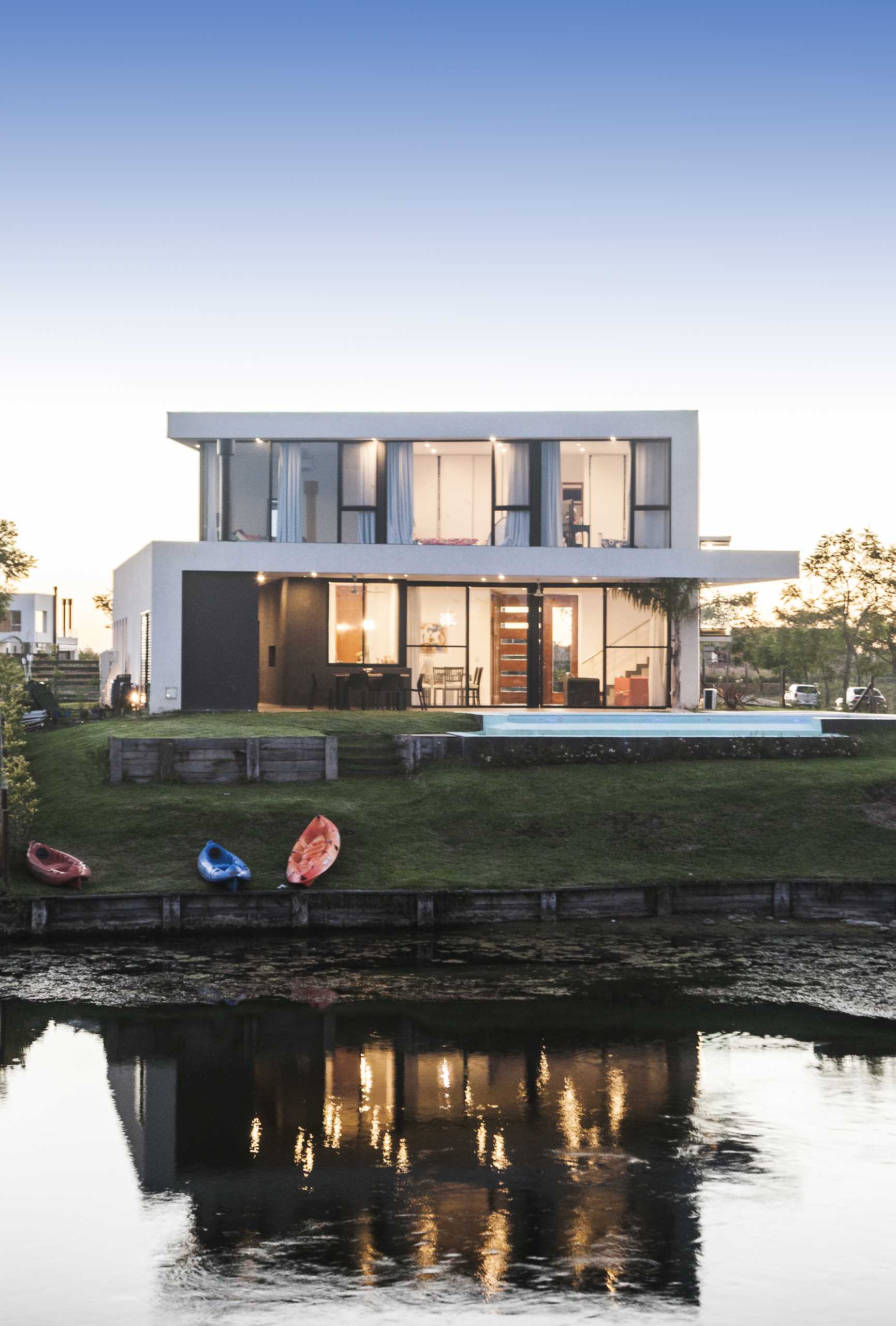 A modern home whose design is based on the idea of turning boxes.