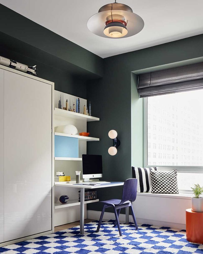 El techo festoneado del apartamento de Nueva York muestra elegancia ...