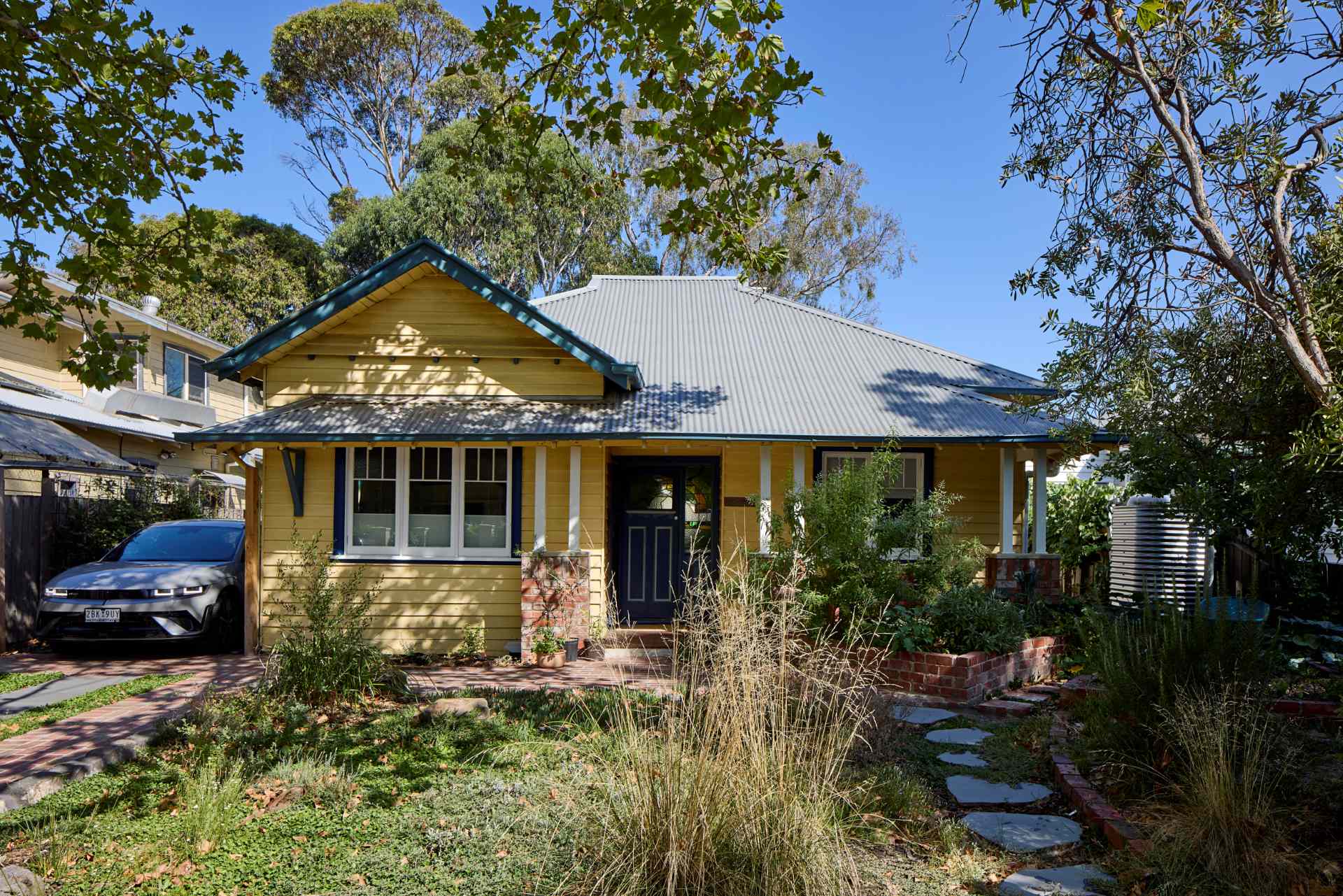 Steffen Welsch Architects has shared photos of a renovation they completed for a California Bungalow home in Melbourne, Australia.