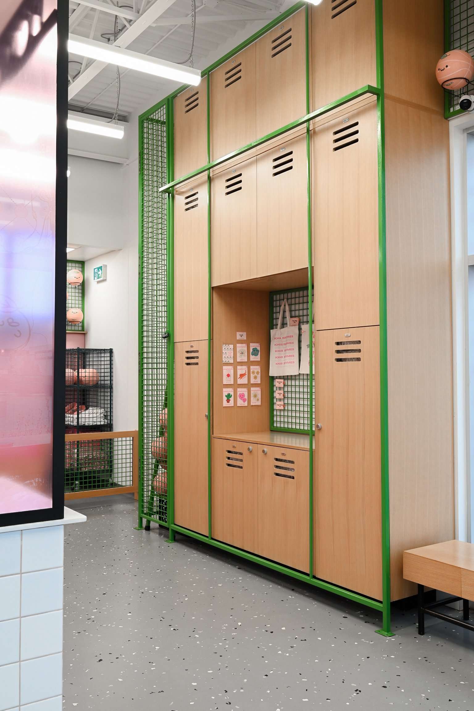 This clever locker-style wall brings a gym-inspired aesthetic to the bubble tea experience. With green accents, wood finishes and playful merch displays, it perfectly captures the fun-meets-functional vibe of this sporty, design-forward space.