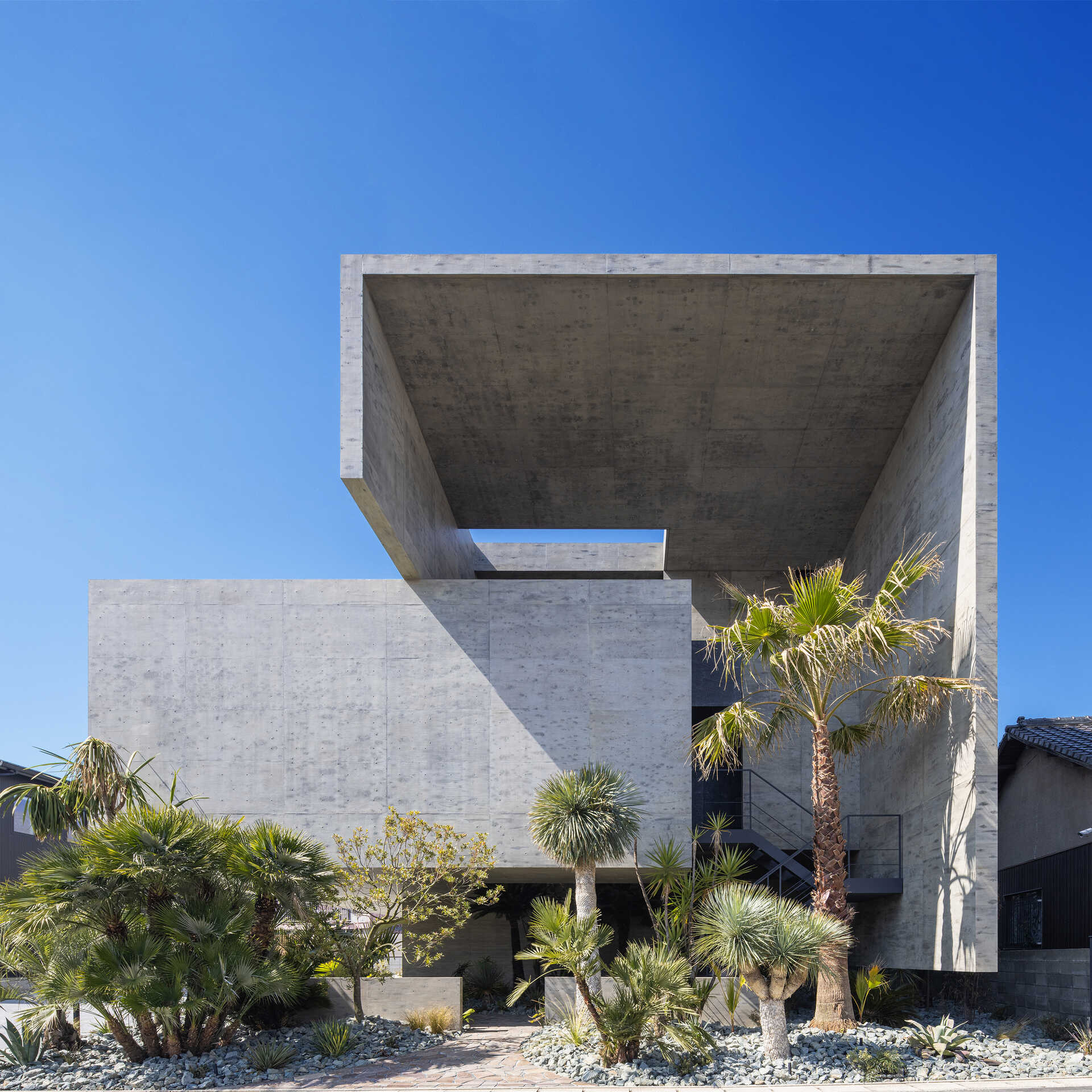 A three-story home designed with a reinforced concrete structure, which allows the homeowner to live in an open, unusual and tranquil atmosphere.