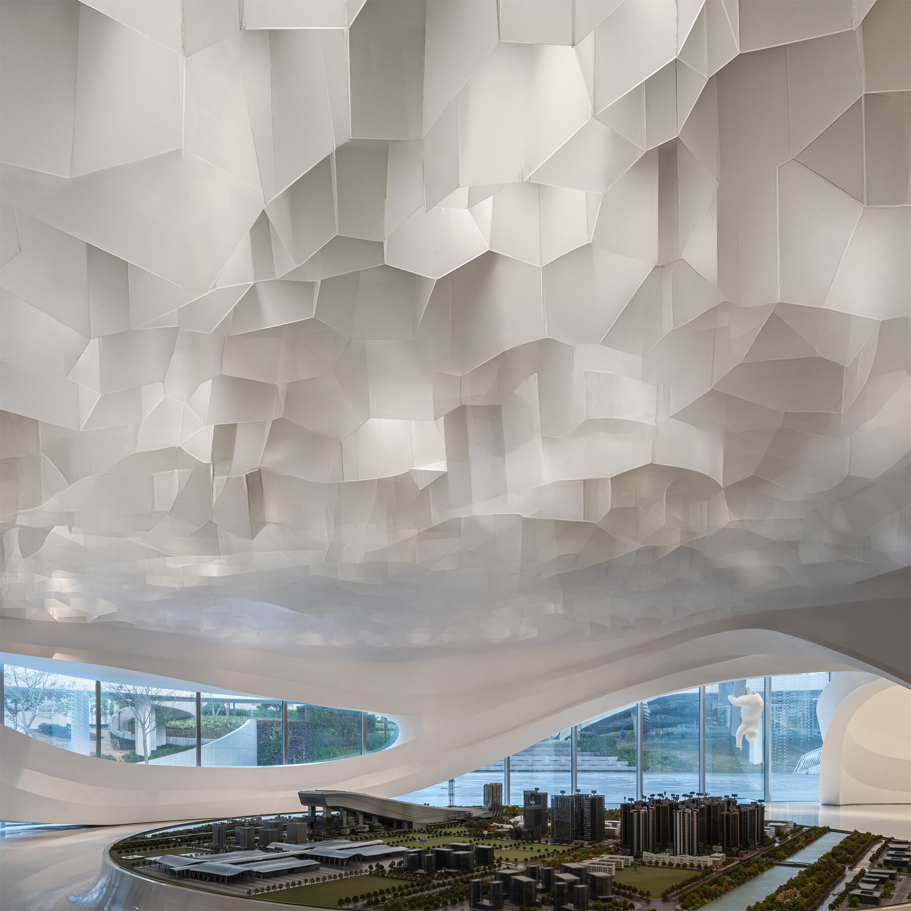 The inspiration for this project comes from a documentary about a Chinese explorer's glacier expedition. The exhibition hall features a fluid circulation design and multi-sensory interactive installations that seamlessly immerse visitors.