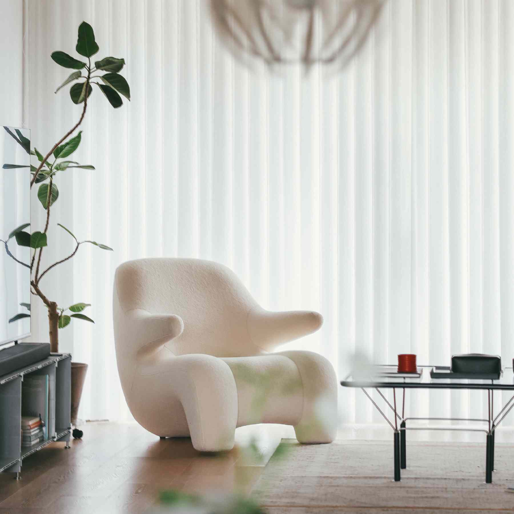 The naturally extending arm design, inspired by a warm embrace, carries two layers of meaning: It imbues the "hug me" with deep affection and the warmth of love.