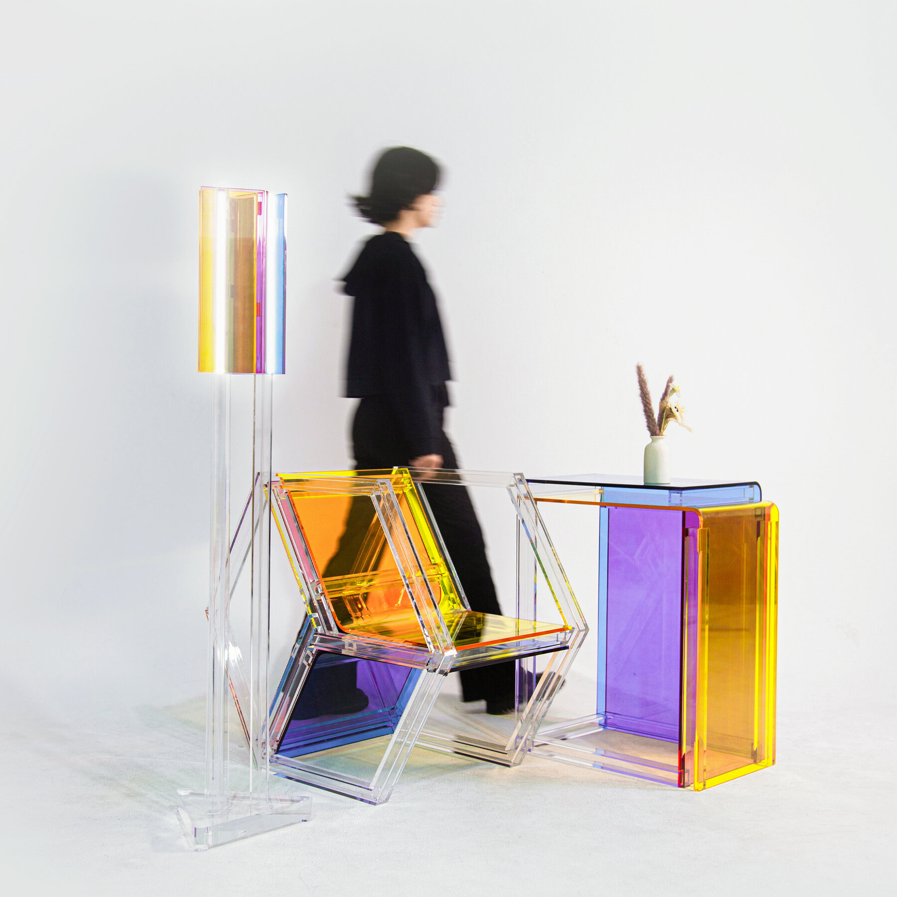Color Roller is a furniture set that changes color combinations through rolling, using basic shapes and colors to create a unique spatial experience. Made from transparent acrylic, it displays varied colors under different lighting.