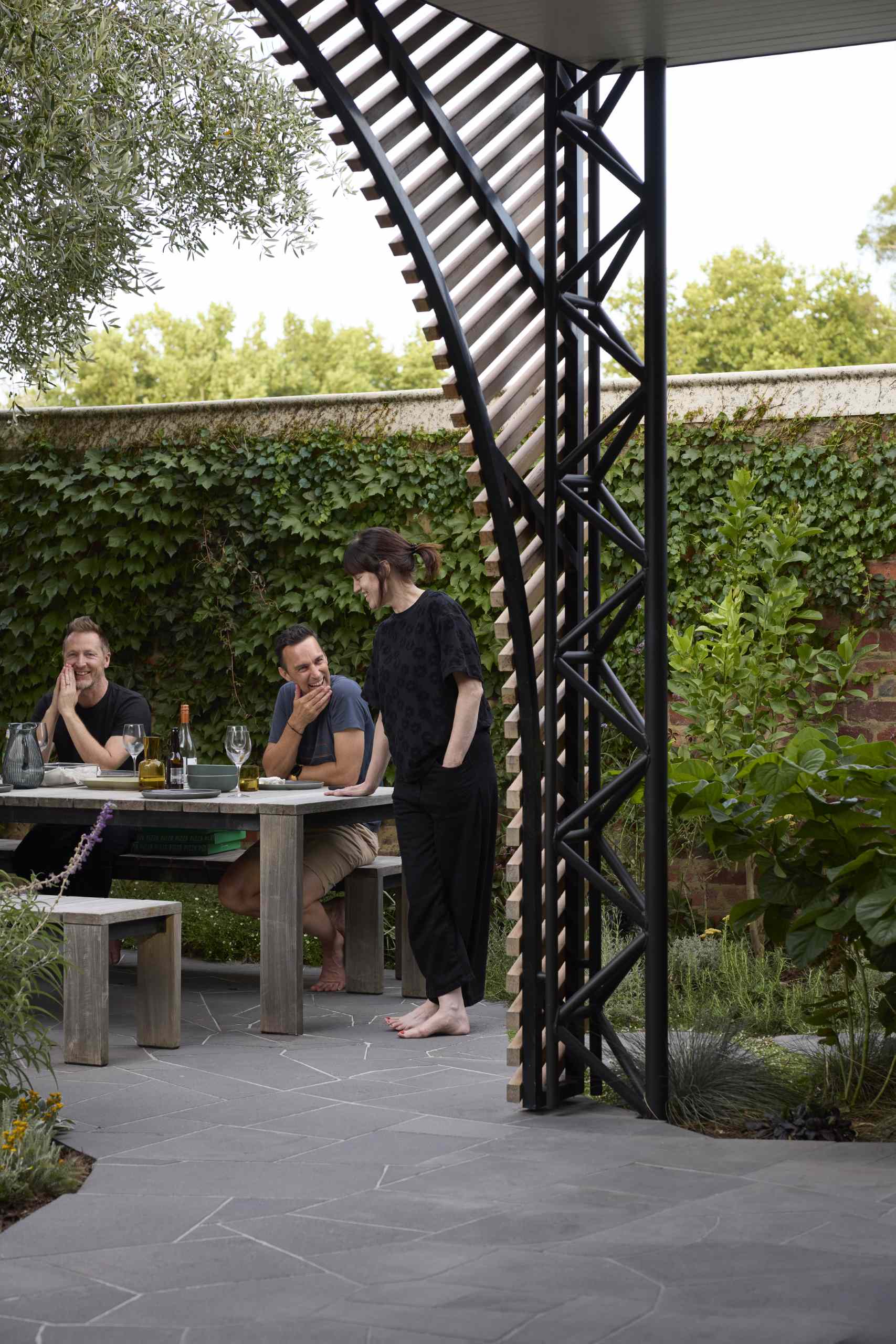 A batten screen was used to unify the rear extension with the original home, bringing together the addition in a simple meeting of forms, while providing shade and protection, restricting overlooking, and creating a covered verandah.