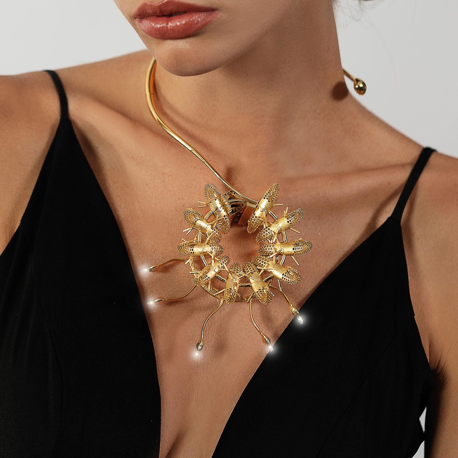 This jewelry piece is inspired by the infinite life cycle of Turritopsis Dohrnii, a species of jellyfish capable of reverting from the adult medusa stage to the polyp stage, making it biologically immortal. The rotating curves symbolize infinite life, while the LED lights represent energy and purity.