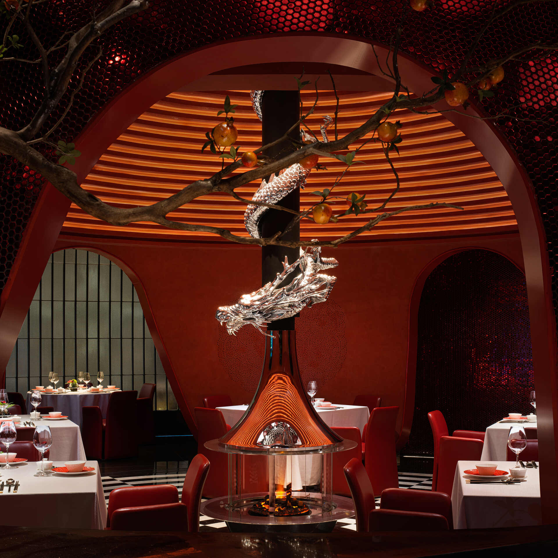 The Xingshufu Banouet Restaurant is a high-end dining space that mainly integrates Sichuan cuisine, and features materials like wood veneer, vintage stainless steel, marble, leather, mirrored stainless steel, mosaic, Malay paint, and more.