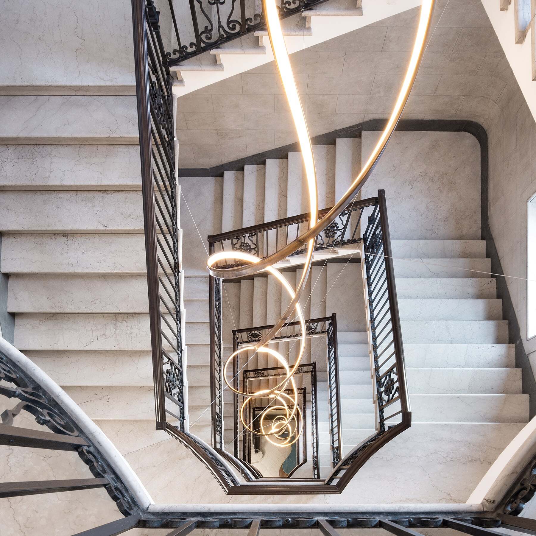 Embrasse Moi is a piece of art designed with parametric software and handcrafted, maintaining a unique and sinuous design. The inspiration comes from the spirals of DNA and the possibility, through craftsmanship, to bend a difficult material like bronze.