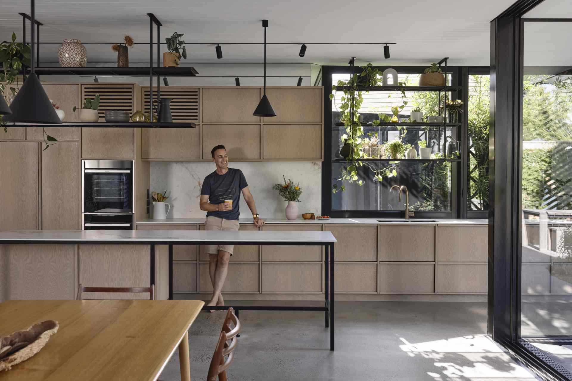 In the kitchen, custom American Oak Crown Cut Veneer has been used for the cabinets, while Neolith Abu Dhabi White Silk porcelain slabs have been used for the countertops.