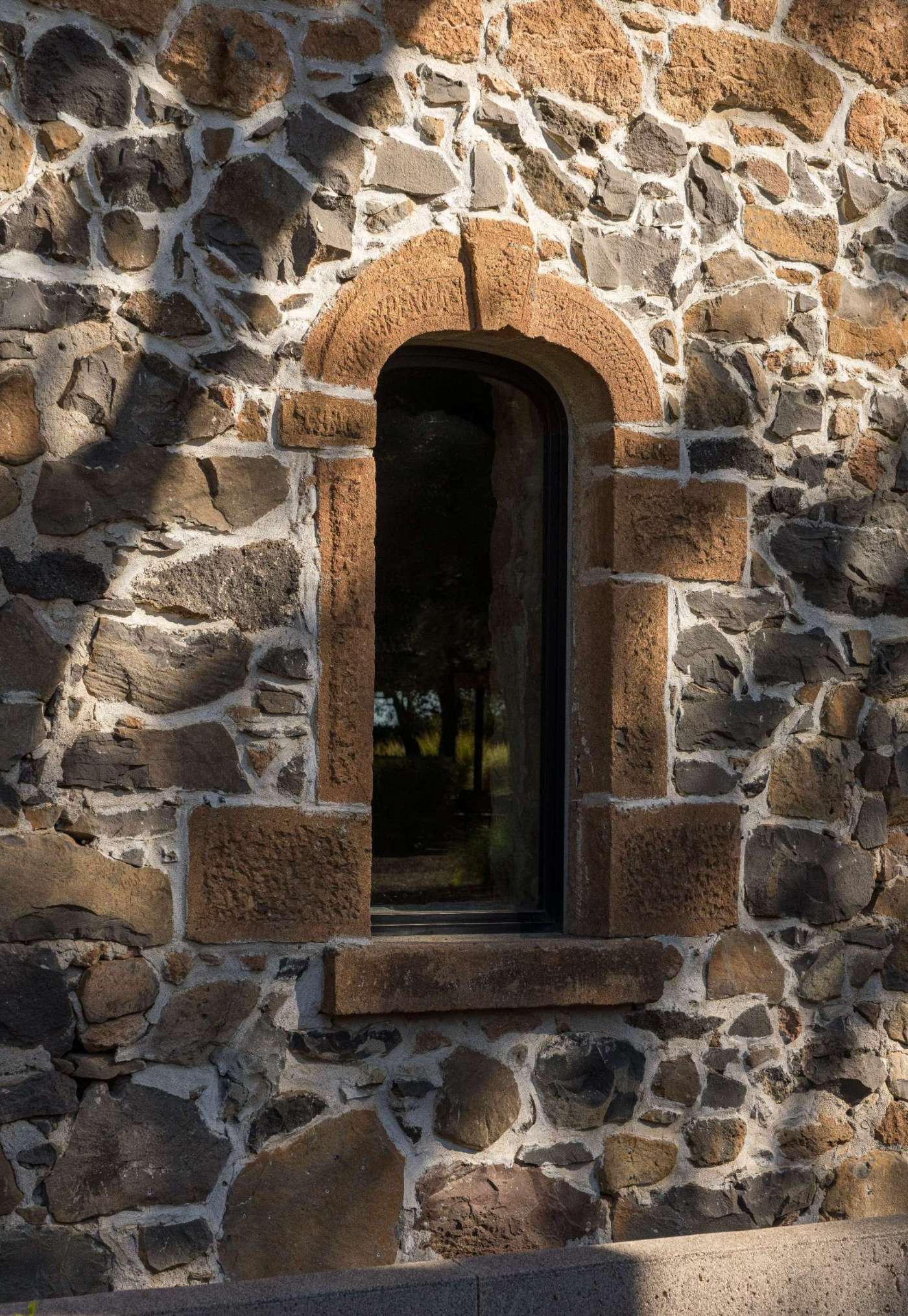 In the heart of St. Helena, California, a historic 2,000-square-foot stone building has been reimagined as a wine tasting room that captures the essence of both European refinement and Napa Valley’s rustic charm.