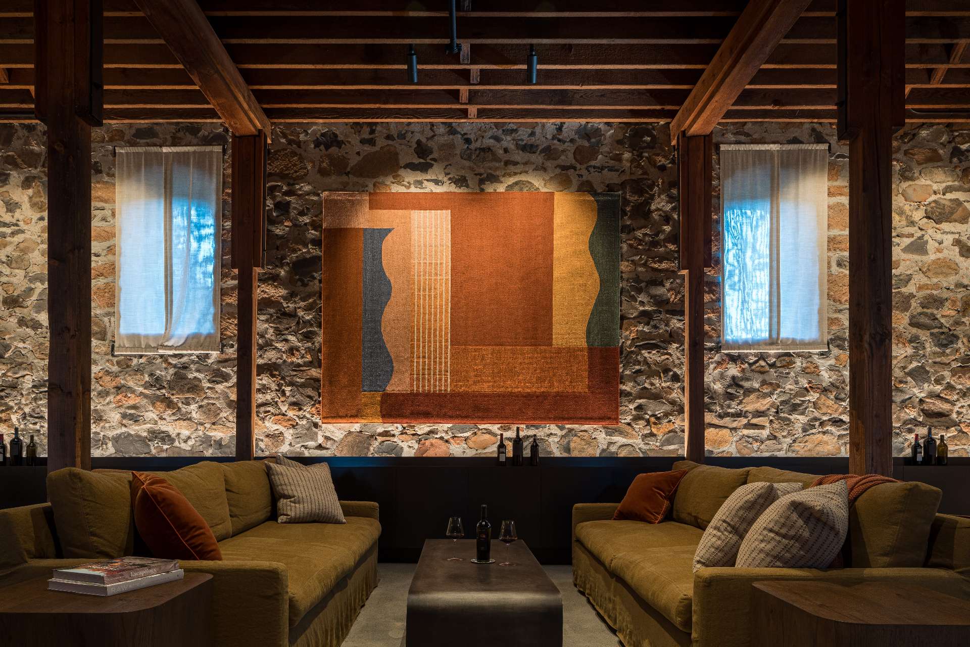The interiors of this wine tasting room are moody and tactile, with an eclectic mix of furnishings and European influences. Mustard-hued linen sofas, a nod to the region’s vibrant mustard blooms, provide warmth and comfort.