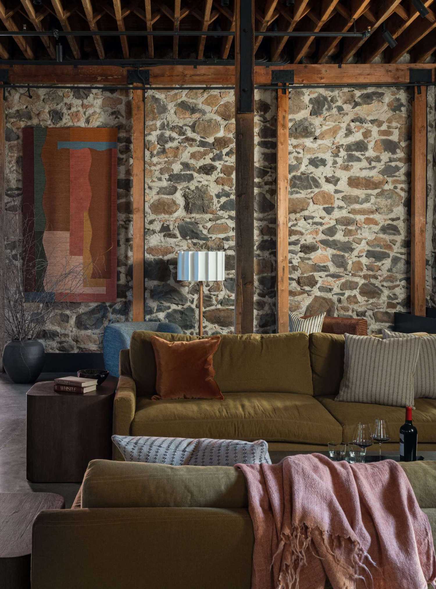 The interiors of this wine tasting room are moody and tactile, with an eclectic mix of furnishings and European influences. Mustard-hued linen sofas, a nod to the region’s vibrant mustard blooms, provide warmth and comfort.
