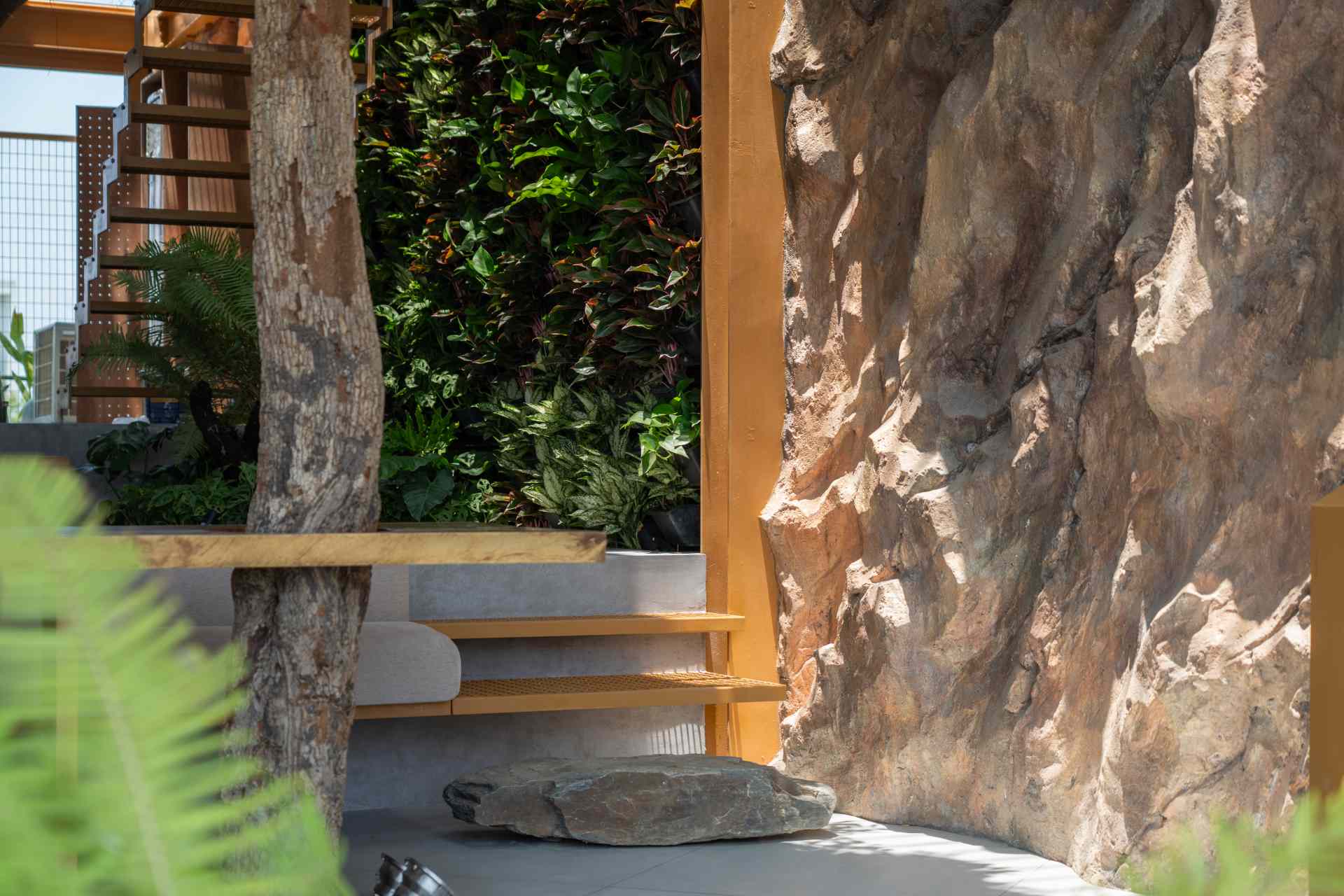 This chunky stone step between levels, keeps things low-key but makes an impact. It’s just a solid piece of rock, left totally natural, and somehow it makes the whole space feel a bit more rooted and relaxed.