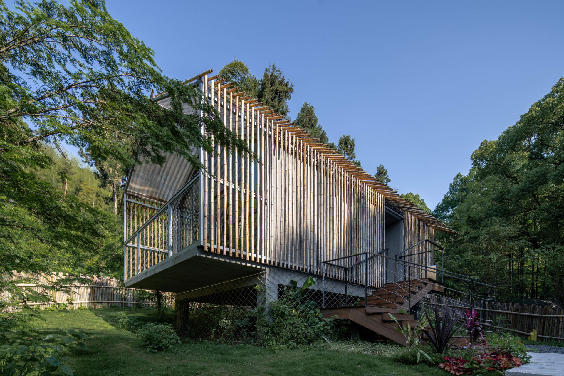 A minimalist bamboo hut on the forest’s edge create a seamless indoor-outdoor feel. The facade filters sunlight like tree canopies, wrapping guests in warm, natural textures.