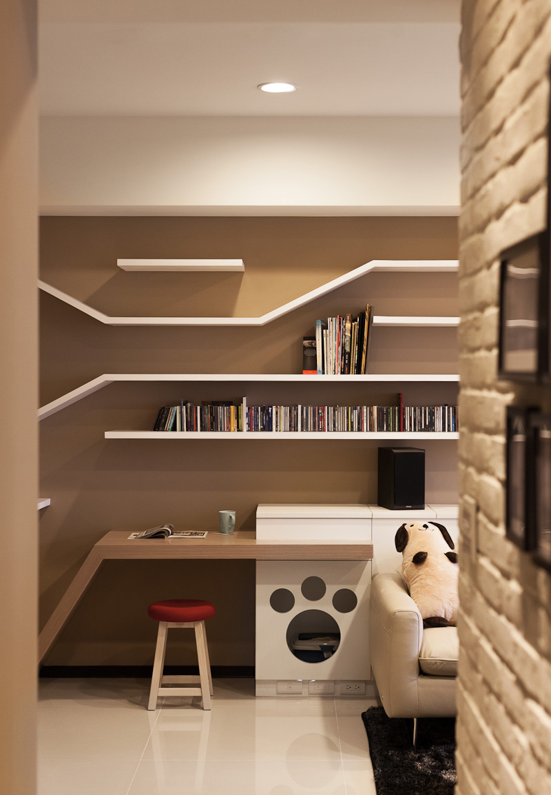Explore a seamless catwalk built into a bookshelf, combining clever storage with elevated paths for cats to climb and explore. A wooden scratching post and discreet litter box complete this thoughtful design.