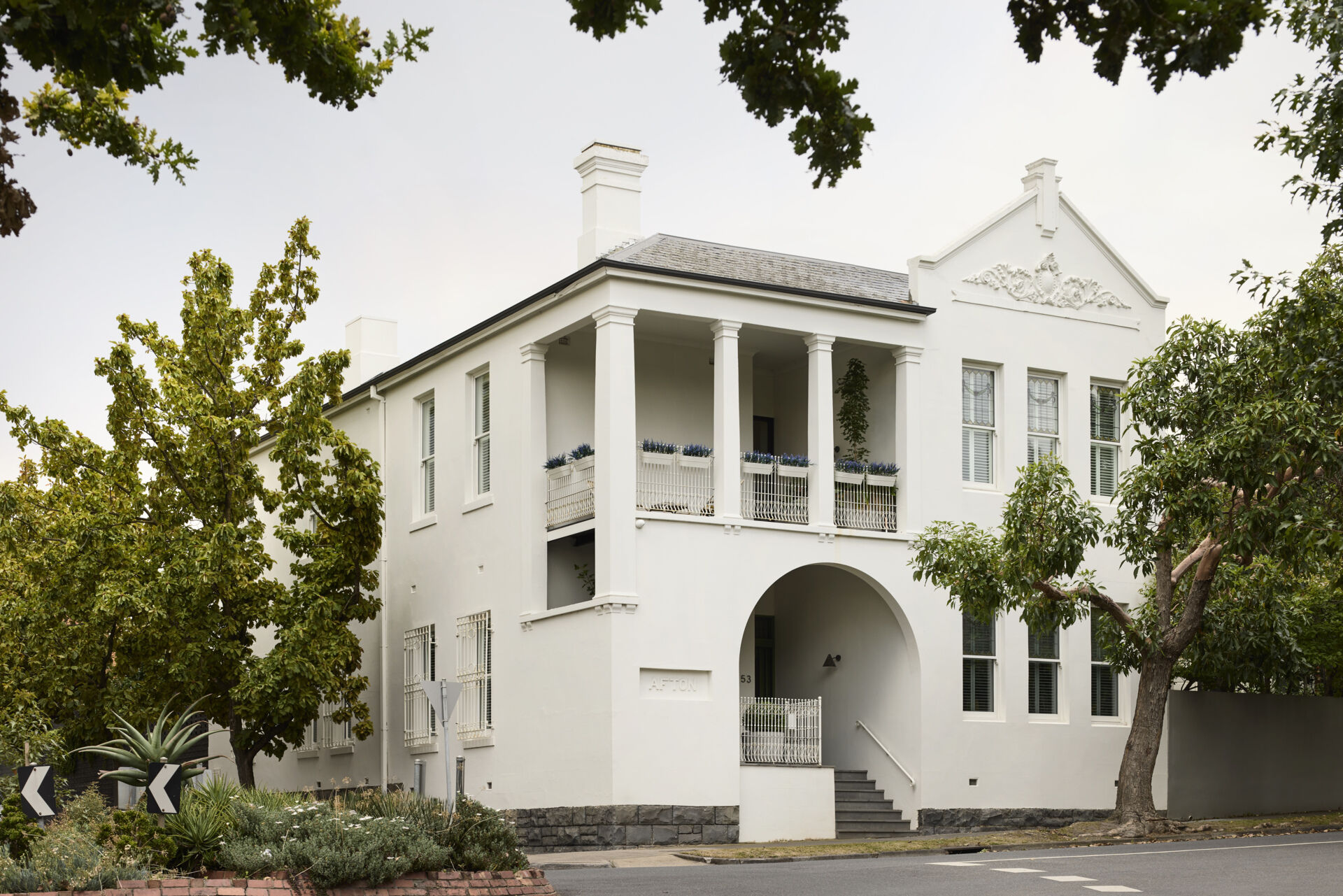 The original house, a grand Victorian-era residence, came with generous bones, ornate detailing, robust brickwork, and a spatial logic that still made sense. Rather than overhaul it, the architects retained as much of the existing structure as possible. The new design honors the home’s legacy, preserving its scale and rhythm while working within the original footprint to reduce structural waste.