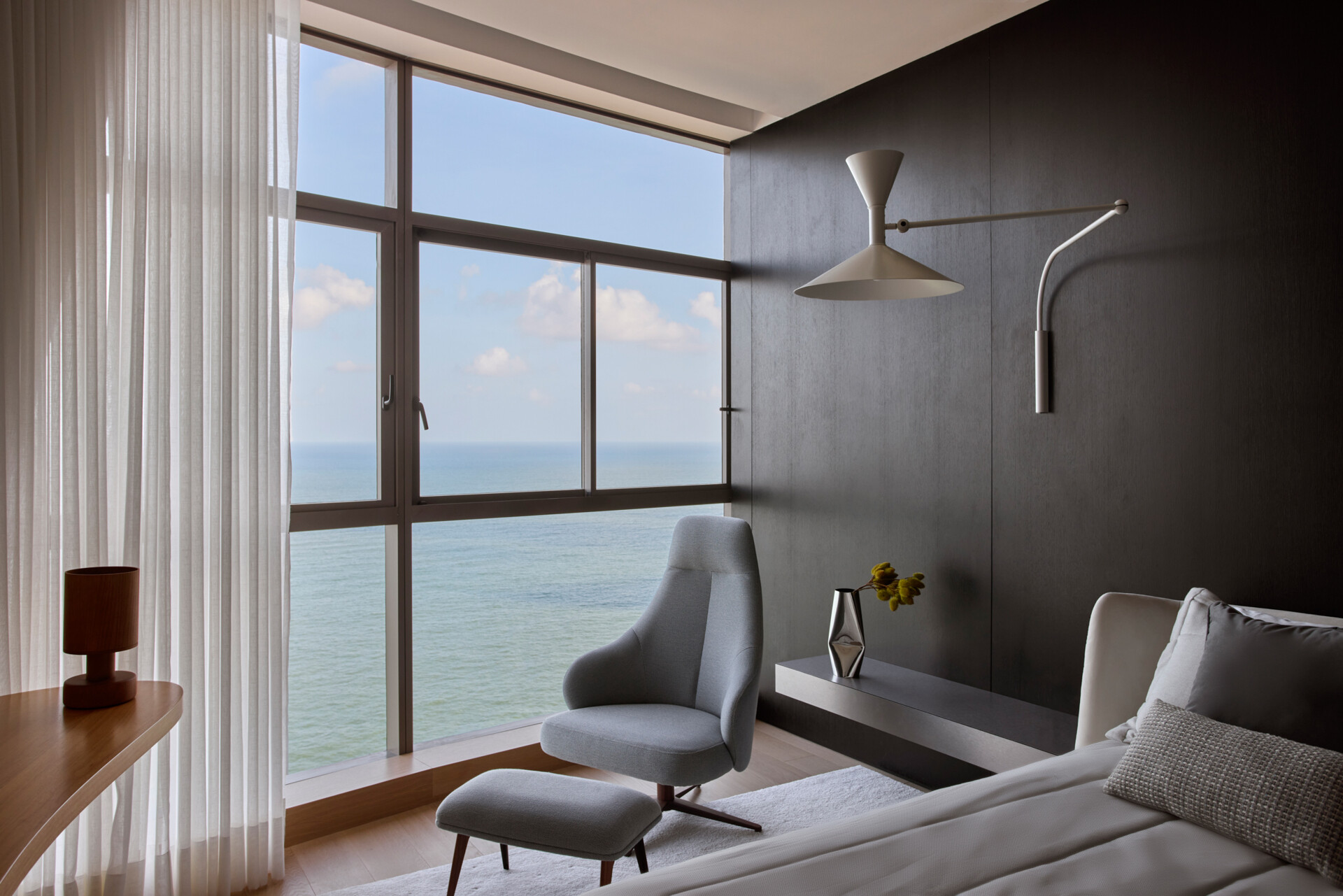 With naturalfinishes and integrated cabinetry, this bedroom maintains the apartment’s material palette and offer a quiet, intimate atmosphere.