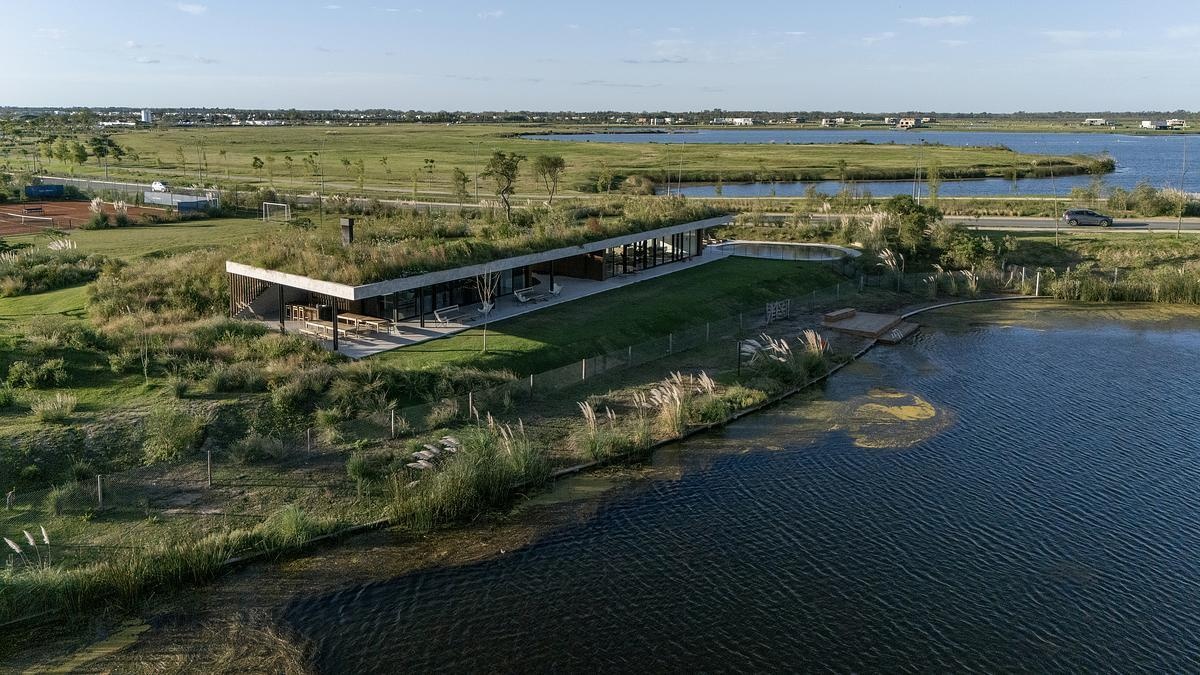 One of this project’s most striking features is its planted roof, which functions as both landscape and architecture. Instead of sitting on top of the building like an accessory, the green roof is woven into the terrain, folding down to meet the ground in a walkable ramp. This design move dissolves the boundary between natural and built, and subtly encourages people to interact with the space in ways that feel intuitive and playful.