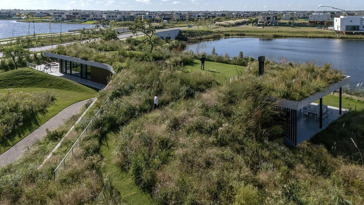 One of this project’s most striking features is its planted roof, which functions as both landscape and architecture. Instead of sitting on top of the building like an accessory, the green roof is woven into the terrain, folding down to meet the ground in a walkable ramp. This design move dissolves the boundary between natural and built, and subtly encourages people to interact with the space in ways that feel intuitive and playful.