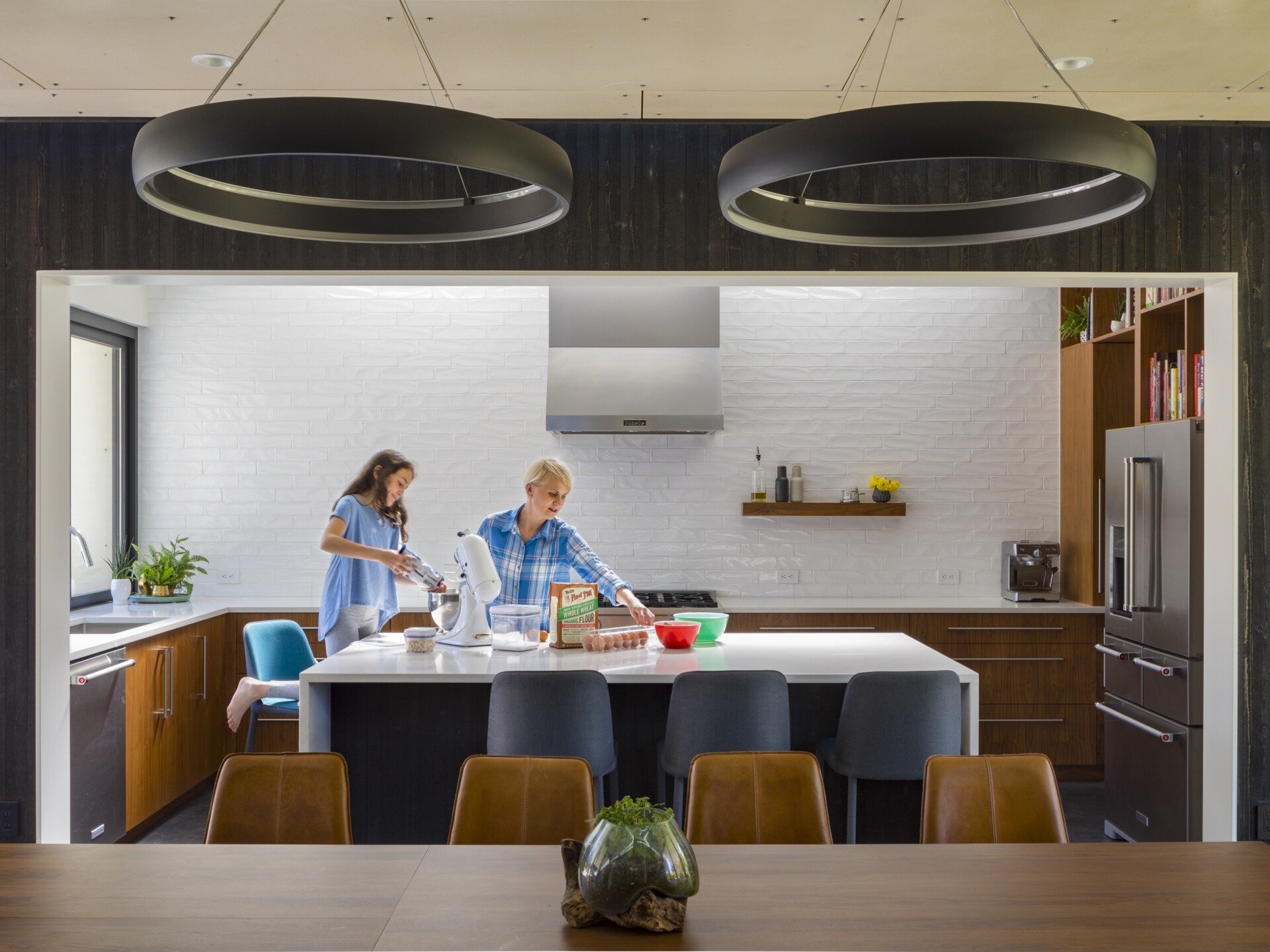 The kitchen sits at the heart of the southern volume and shares space with the dining area. It is compact but efficient, with direct access to the garden outside via a pass-through window. Clerestory windows ensure consistent, indirect light throughout the day while preserving privacy from the street.