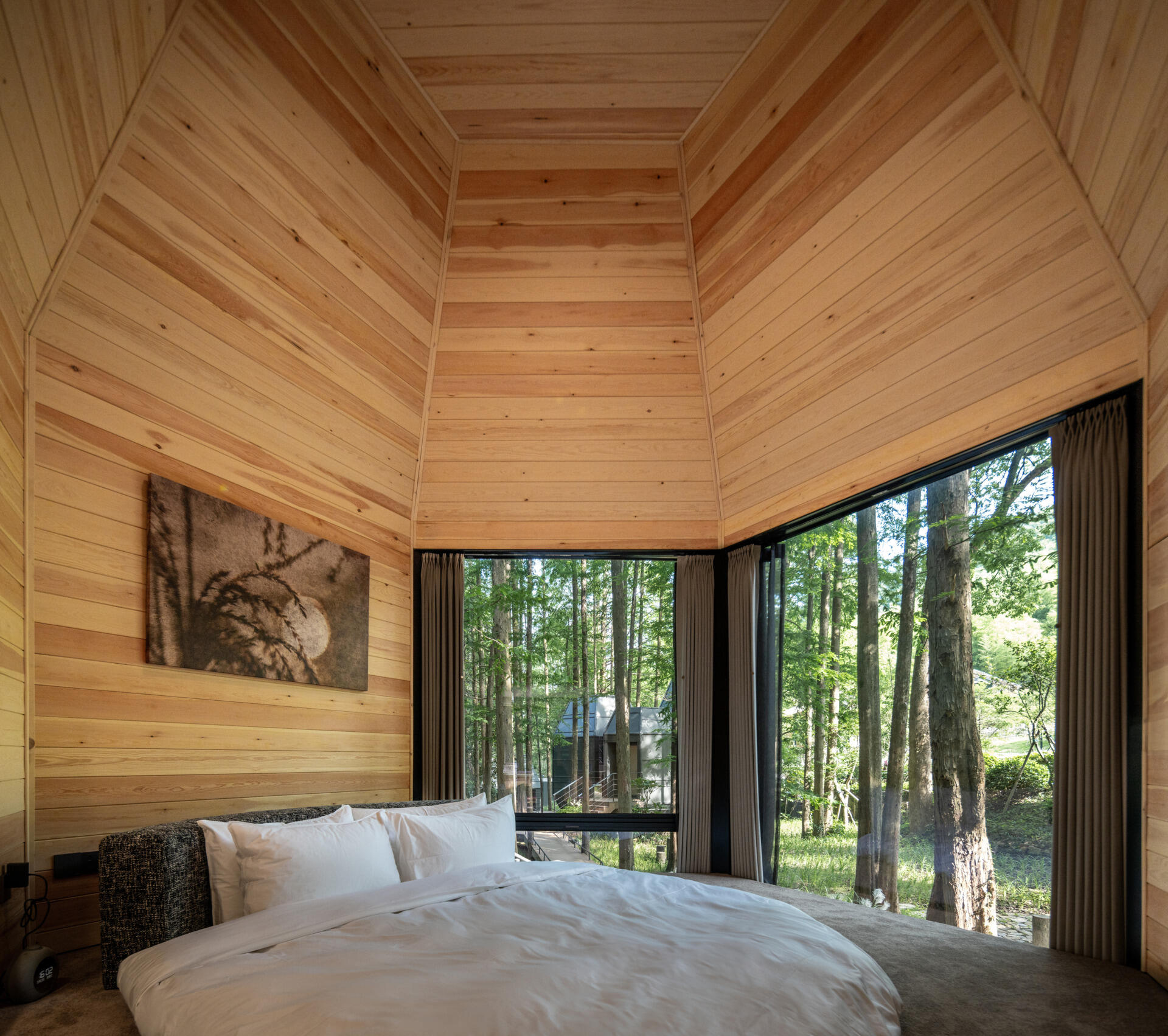 Lightweight and modular, these cabins take cues from pinecones and tree forms. Elevated design preserves the forest floor, while angled rooflines echo the grove’s vertical rhythm.