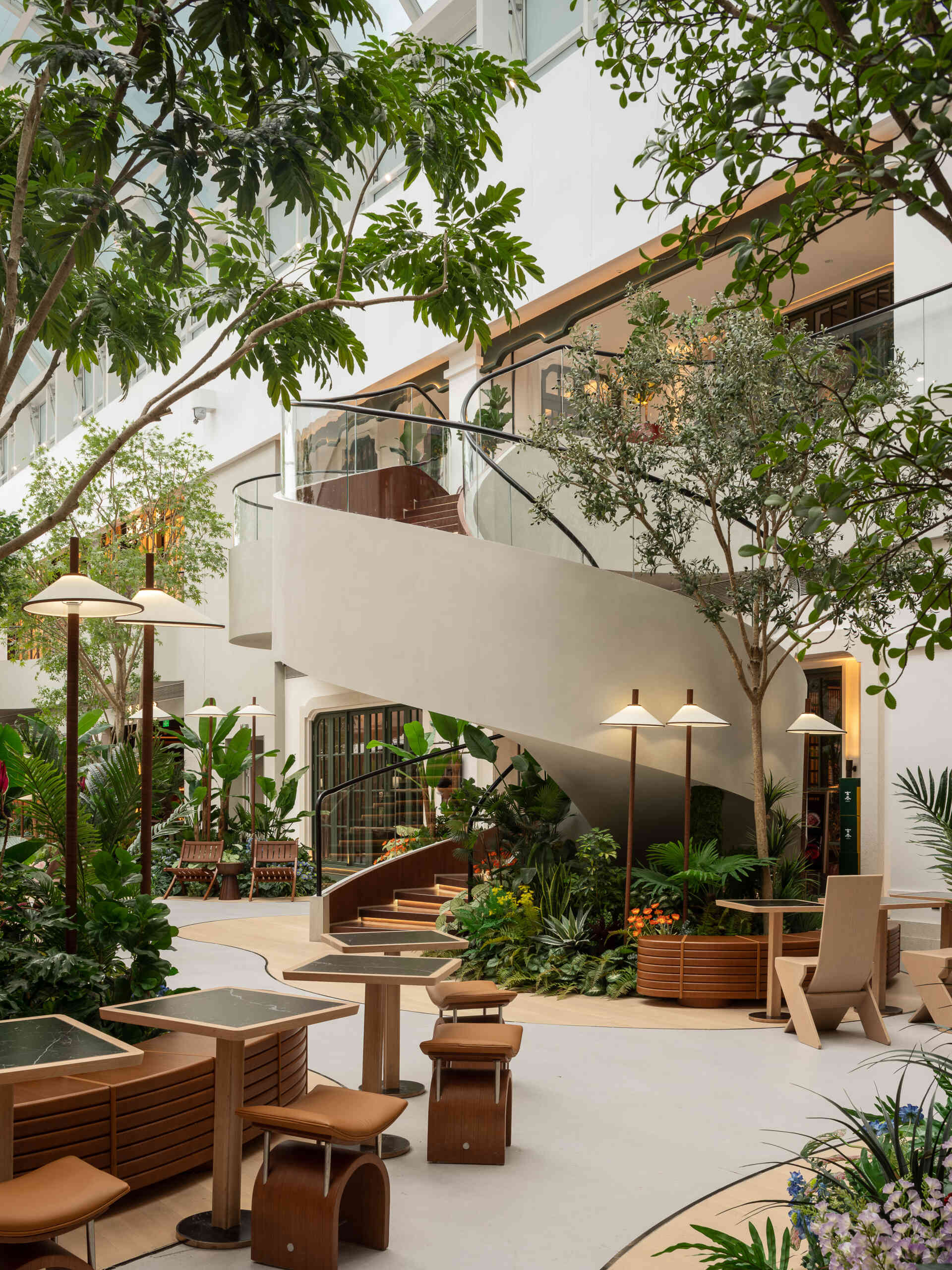 A vine-like spiral staircase rises gracefully through the atrium, serving as both a sculptural element and a gentle transition between floors. Light, fluid, and rooted in the garden aesthetic.
Under-stair lighting adds a gentle glow to each tread, guiding movement without disrupting the calm atmosphere. Subtle, functional, and beautifully integrated into the space.