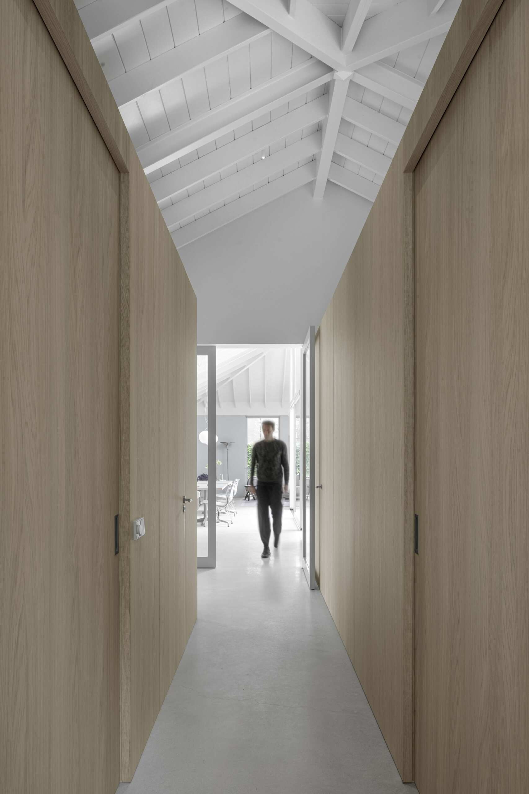 Back inside and off the entryway is a discreet hallway that leads to the bedroom and bathroom. Continuous oak cladding visually leads the way, with no sharp transitions or visual clutter.