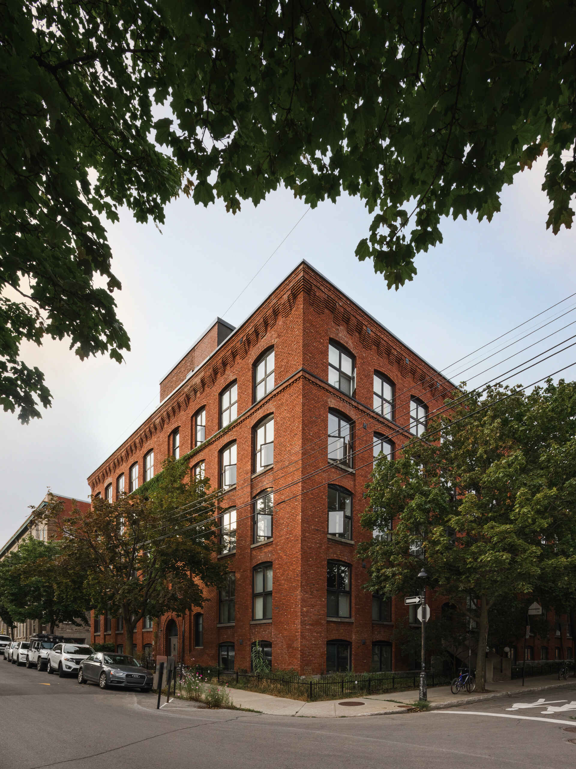 Once a textile mill and Campbell’s soup factory, this 19th-century Montreal building now houses a refined loft that honors its industrial past with exposed timber beams, brick arches, and bold modern insertions. A striking blend of history and contemporary design.