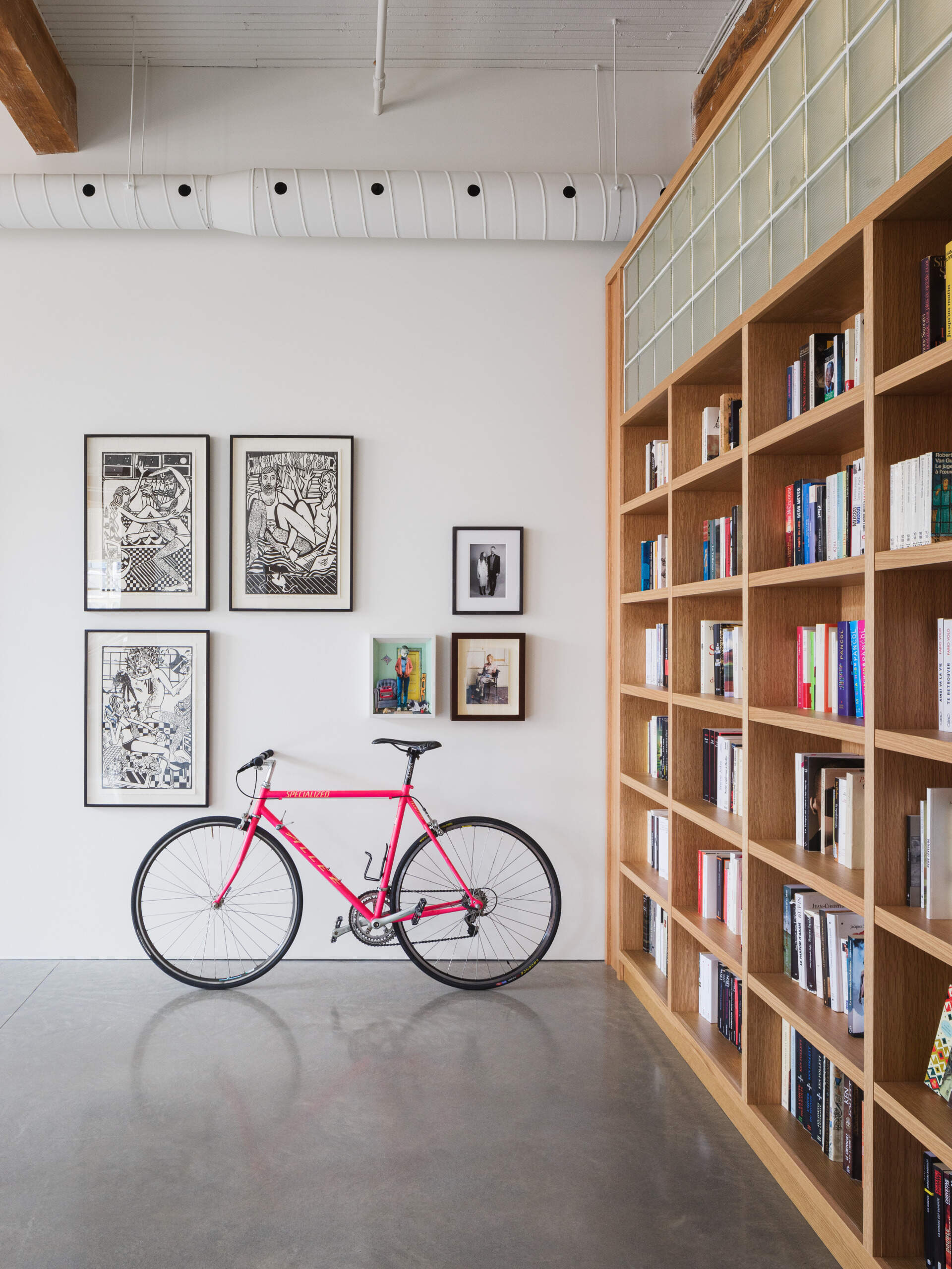 Built-in shelves blend seamlessly into architectural oak volumes, offering storage and structure while keeping the visual flow calm and cohesive.