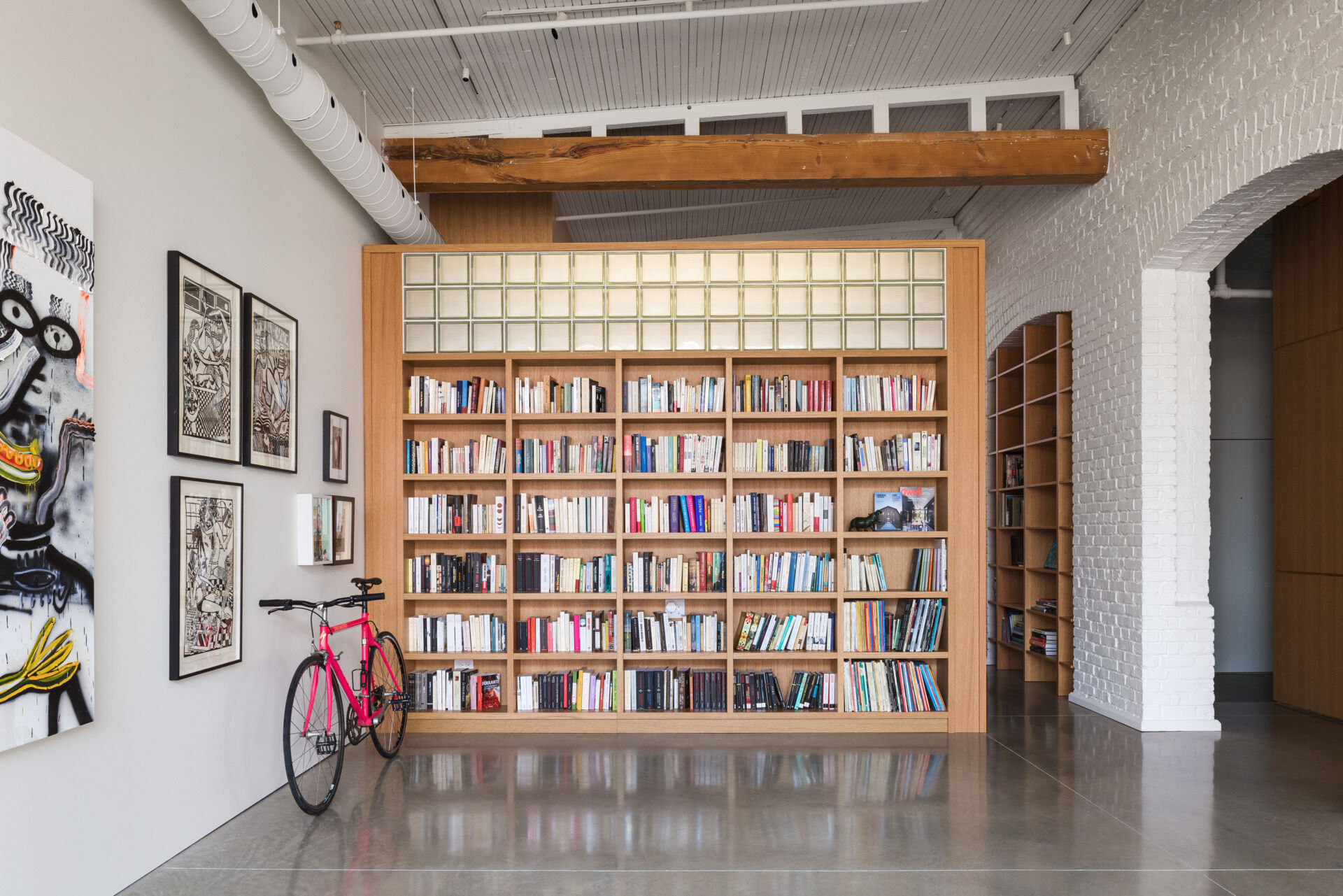 Built-in shelves blend seamlessly into architectural oak volumes, offering storage and structure while keeping the visual flow calm and cohesive.