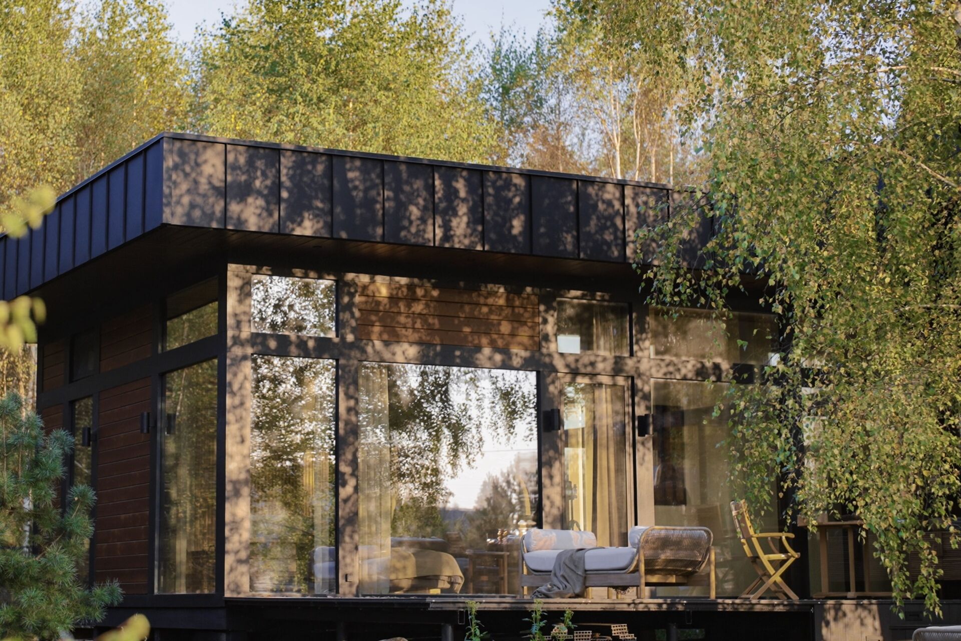 A low, L-shaped layout with panoramic glazing and natural finishes creates a seamless relationship between architecture and landscape.