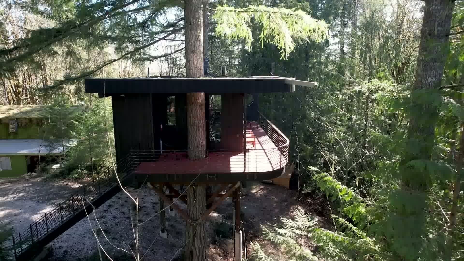 Step inside the Black Crane Treehouse, a midcentury-inspired artist retreat above Mission Lake, Washington. Built for creativity and reflection, it blends modern design with nature and hand-crafted details.