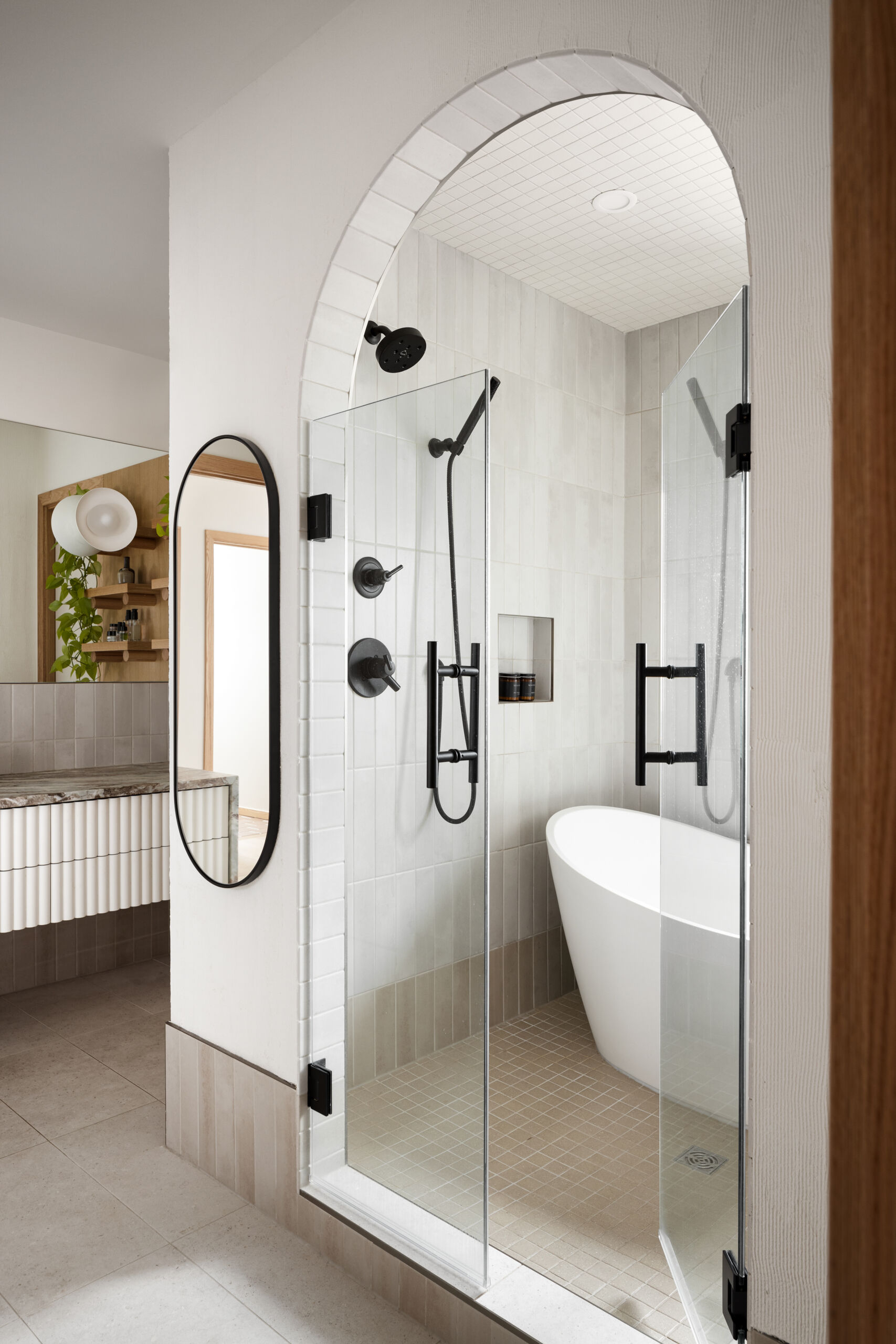The curved language continues in the shower area, where Mera Studio makes the most of the limited footprint. By combining a full-size soaker tub and shower into a wet room, the ensuite bathroom manages to feel expansive without taking more space. It’s a spa-like solution that blends practicality and indulgence for busy parents seeking quiet refuge.