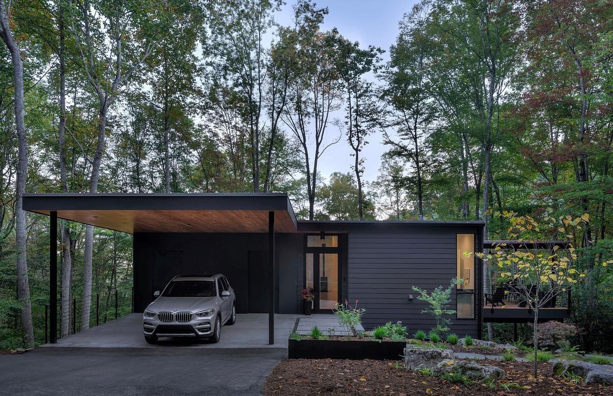 A quiet, compact home nestled in the North Carolina woods, designed to blend into the forest and open up to valley views.