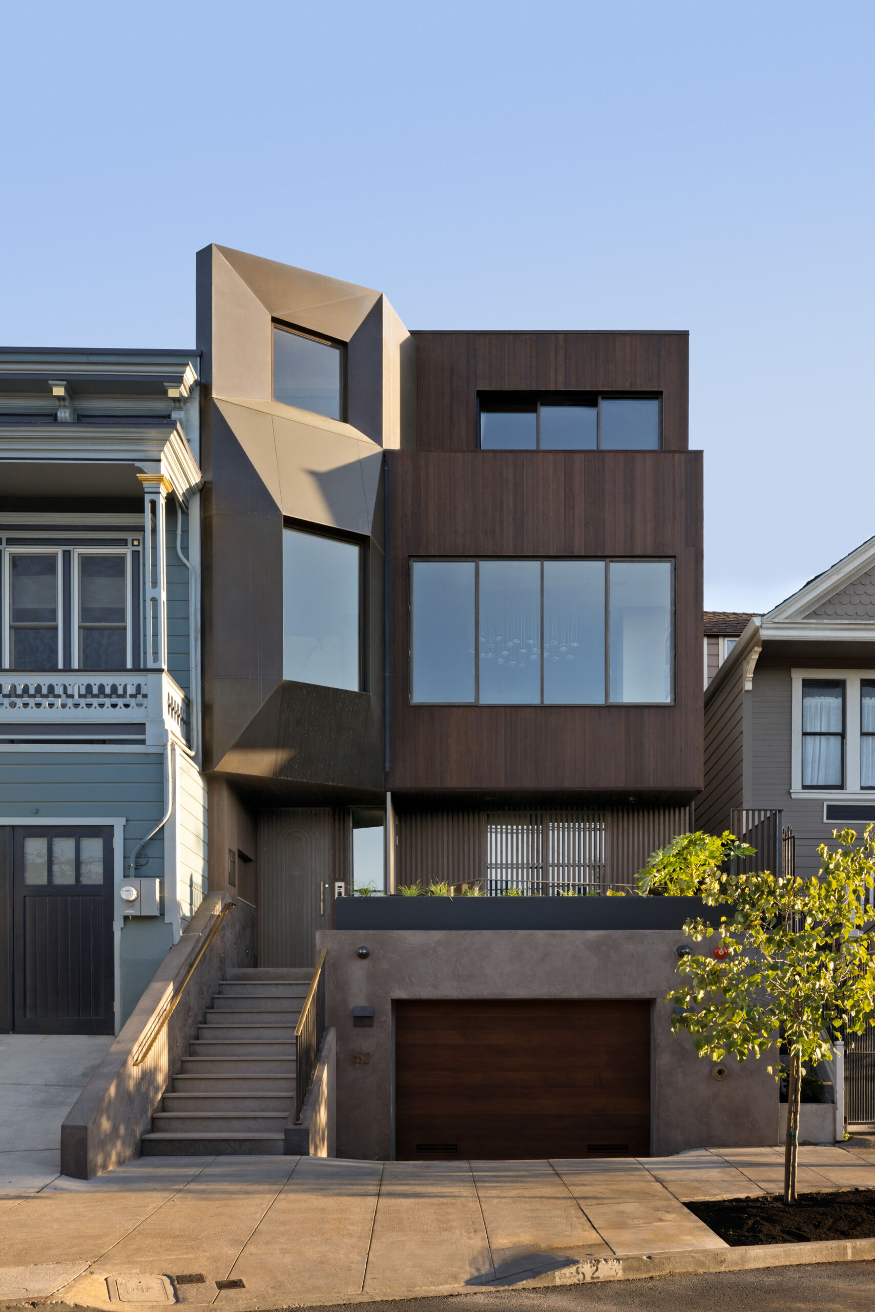 Despite strict neighborhood design guidelines, the home’s modern facade confidently stands out. Clean lines and a minimalist profile give it presence without excess.