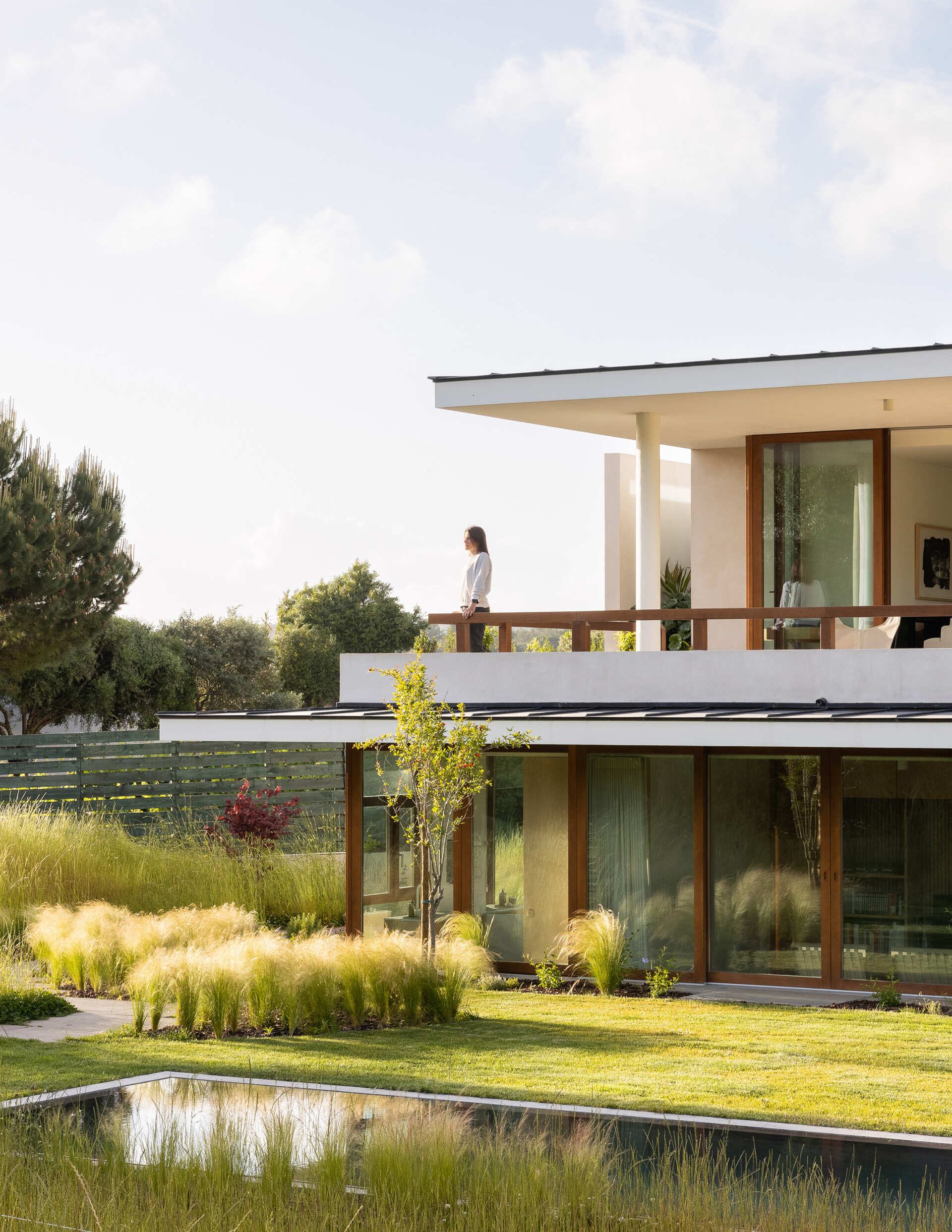 Set among golden grasses and wildflowers, the simple pool feels like a quiet retreat. Its clean edges blend with the landscape, making the water appear still and reflective, a peaceful spot for warm afternoons and slow sunsets.