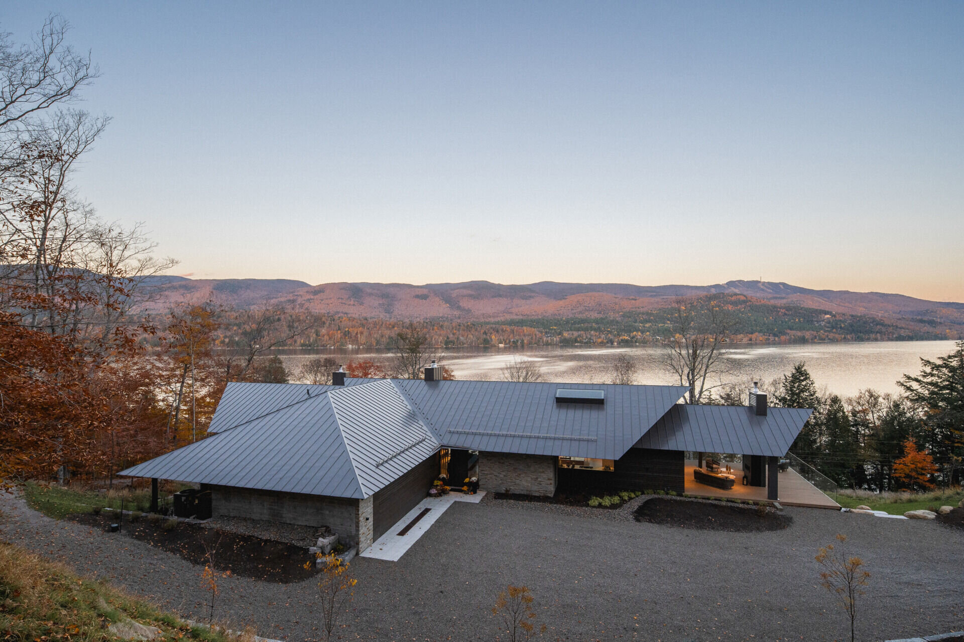 A striking modern chalet by MU Architecture, La Flèche is a forest retreat on Lake Tremblant that blends sharp rooflines, natural stone, and warm wood interiors.