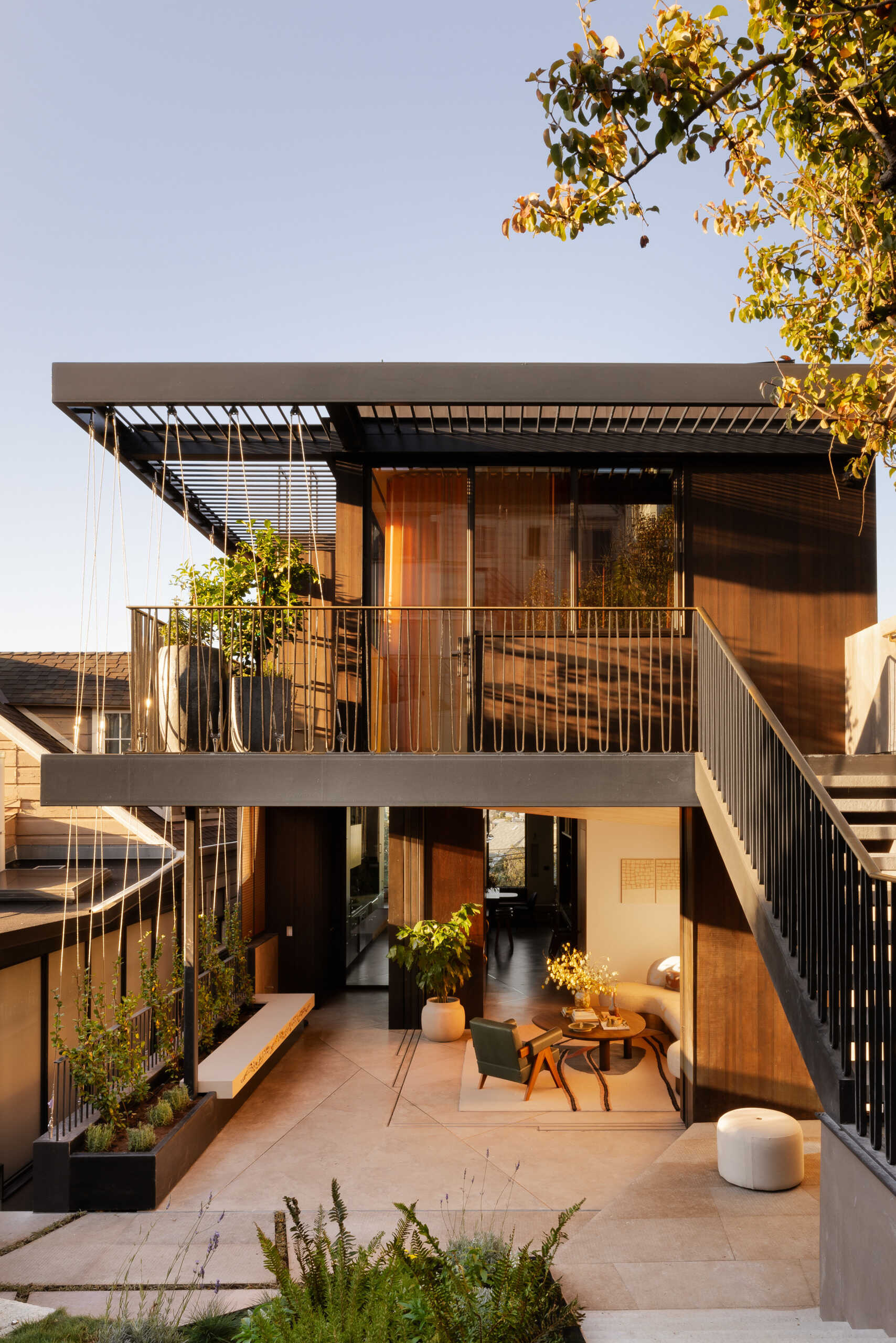 At the back, the home connects effortlessly to the garden. Natural light spills in through generous glazing, while solid stone slabs help visually anchor the indoor-outdoor flow. It is a rear facade that does not just face the backyard, it becomes part of it.