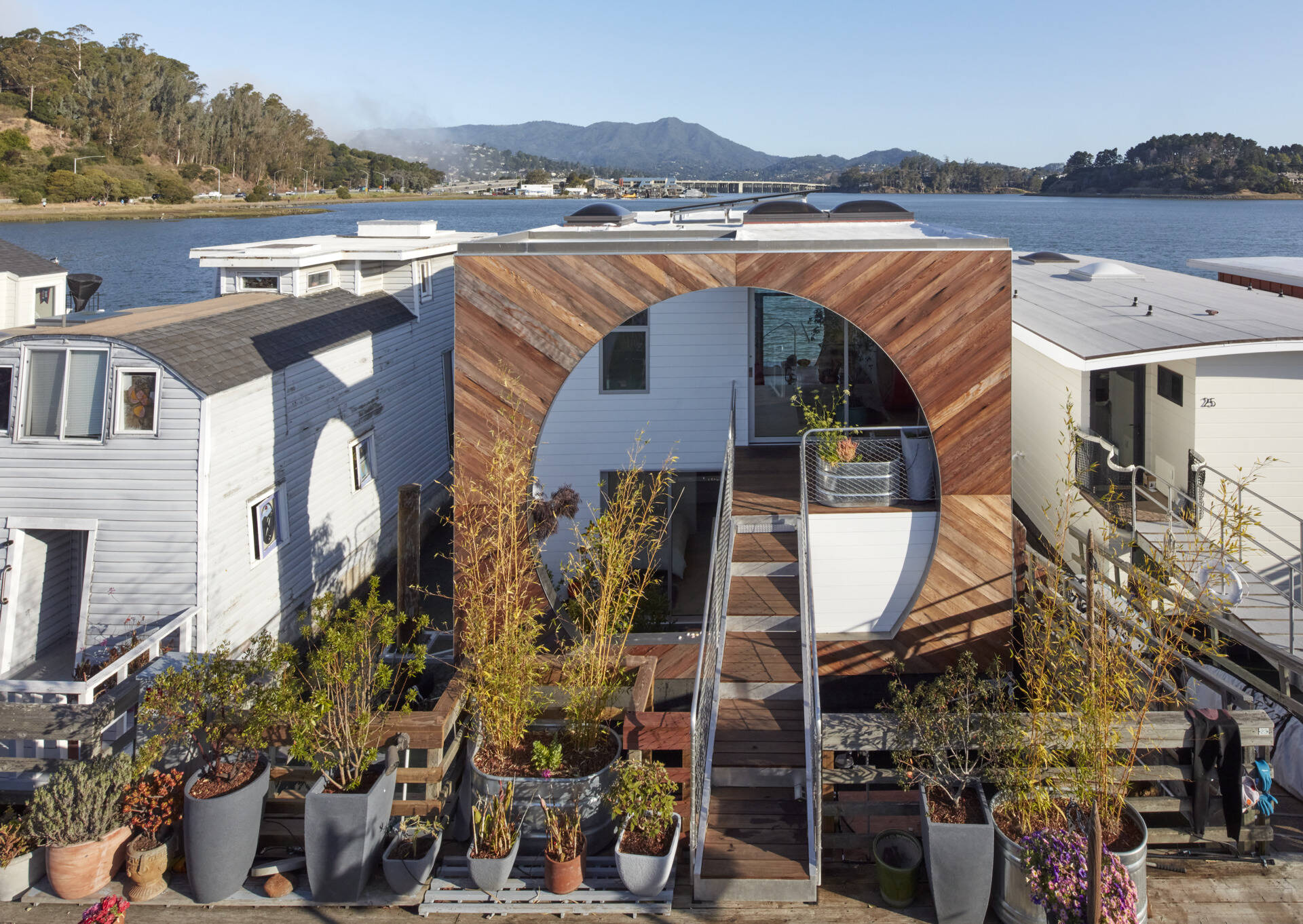 The entry welcomes you with warm natural materials and thoughtful details, setting the tone for the houseboat’s blend of cozy comfort and sleek, seaworthy design. It creates a smooth transition from dock to home, inviting you inside with effortless style.