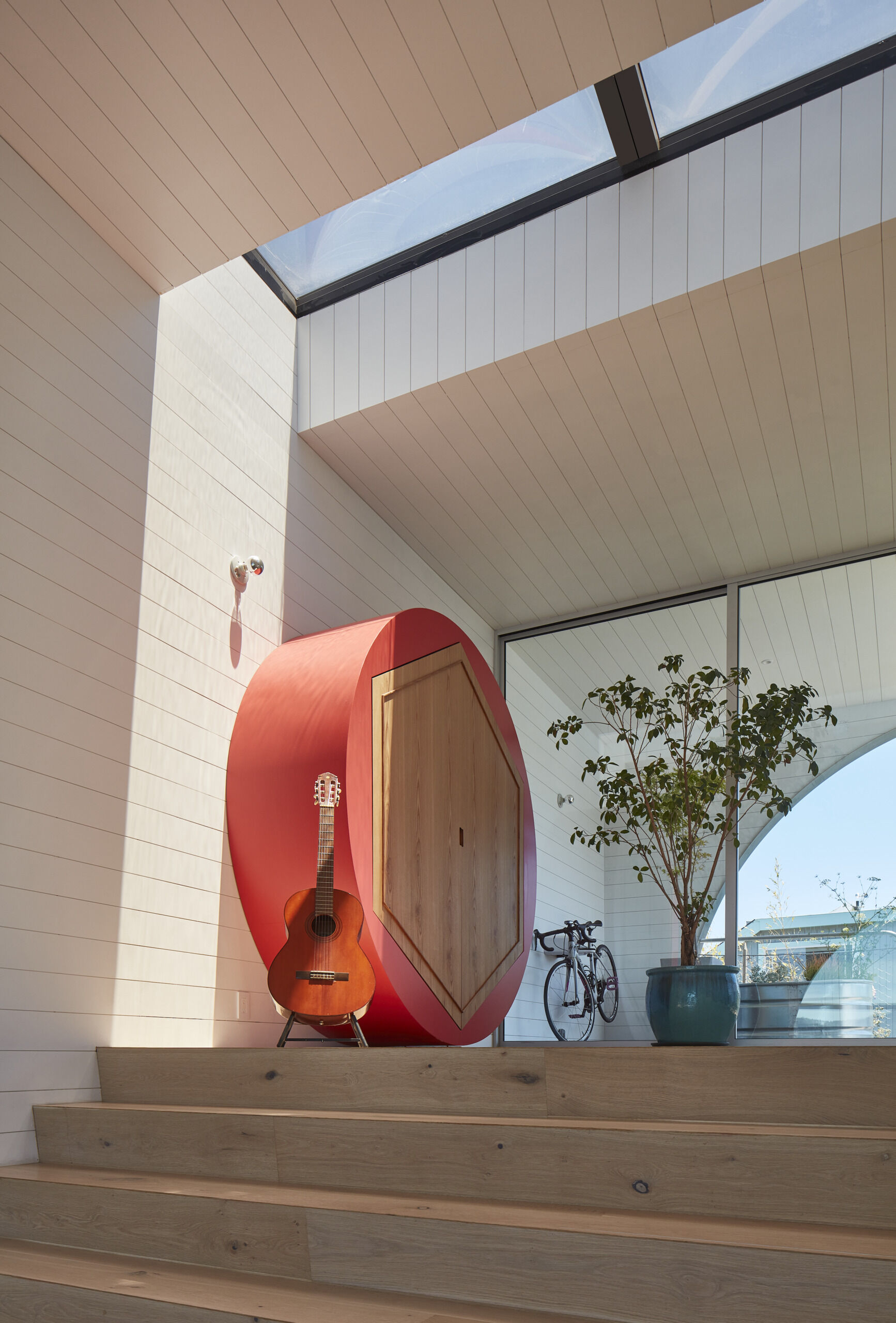 The entry welcomes you with warm natural materials and thoughtful details, setting the tone for the houseboat’s blend of cozy comfort and sleek, seaworthy design. It creates a smooth transition from dock to home, inviting you inside with effortless style.