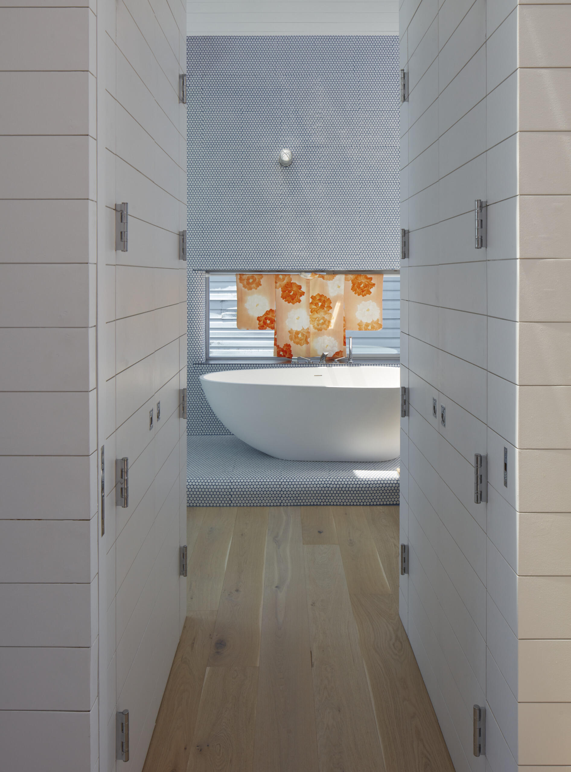 Private and serene, the bedroom and bathroom offer a peaceful retreat aboard the houseboat. Soft natural light and minimalist finishes enhance the calming atmosphere, perfectly balancing coziness with the fluidity of waterfront living.