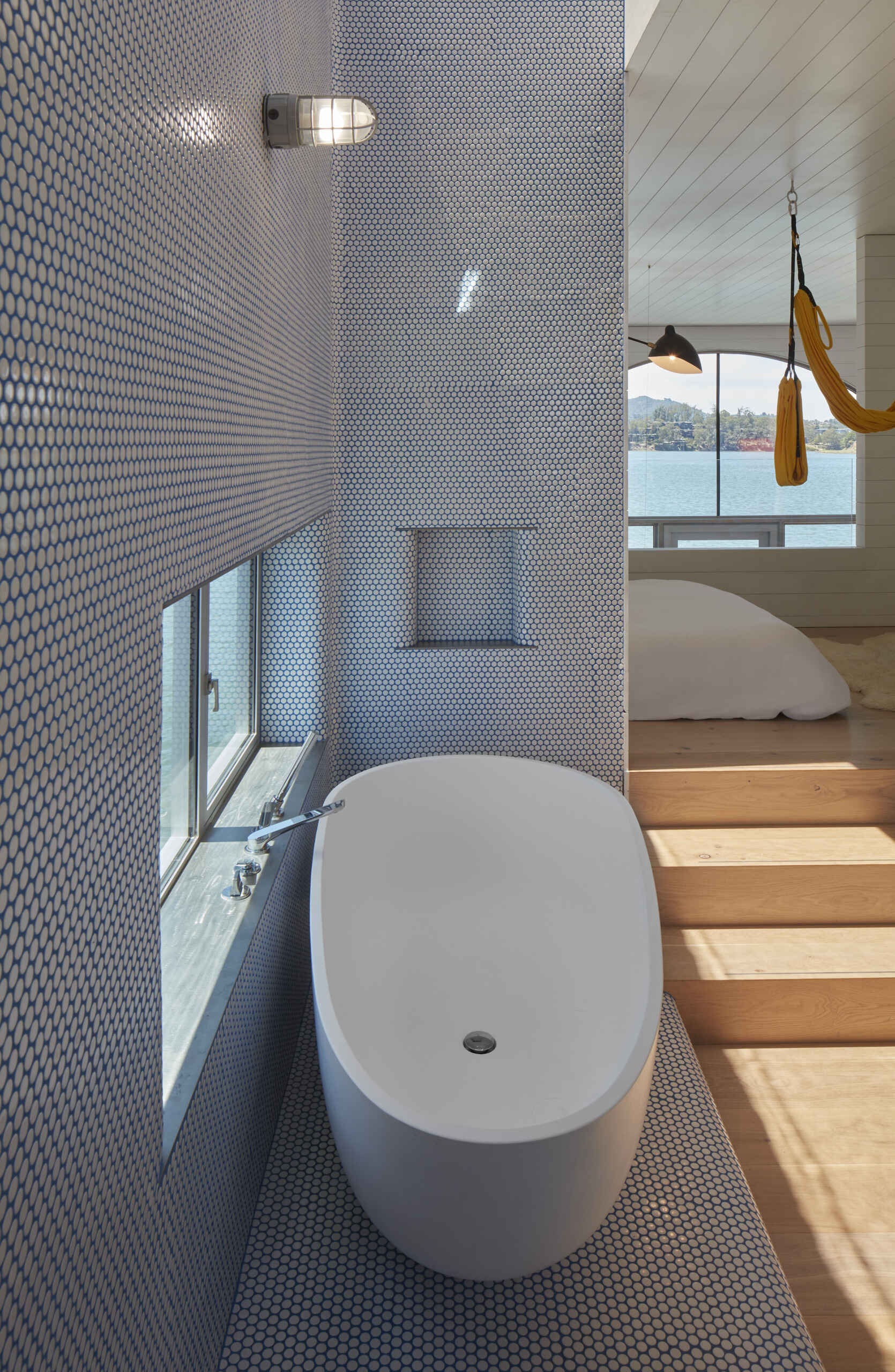Private and serene, the bedroom and bathroom offer a peaceful retreat aboard the houseboat. Soft natural light and minimalist finishes enhance the calming atmosphere, perfectly balancing coziness with the fluidity of waterfront living.