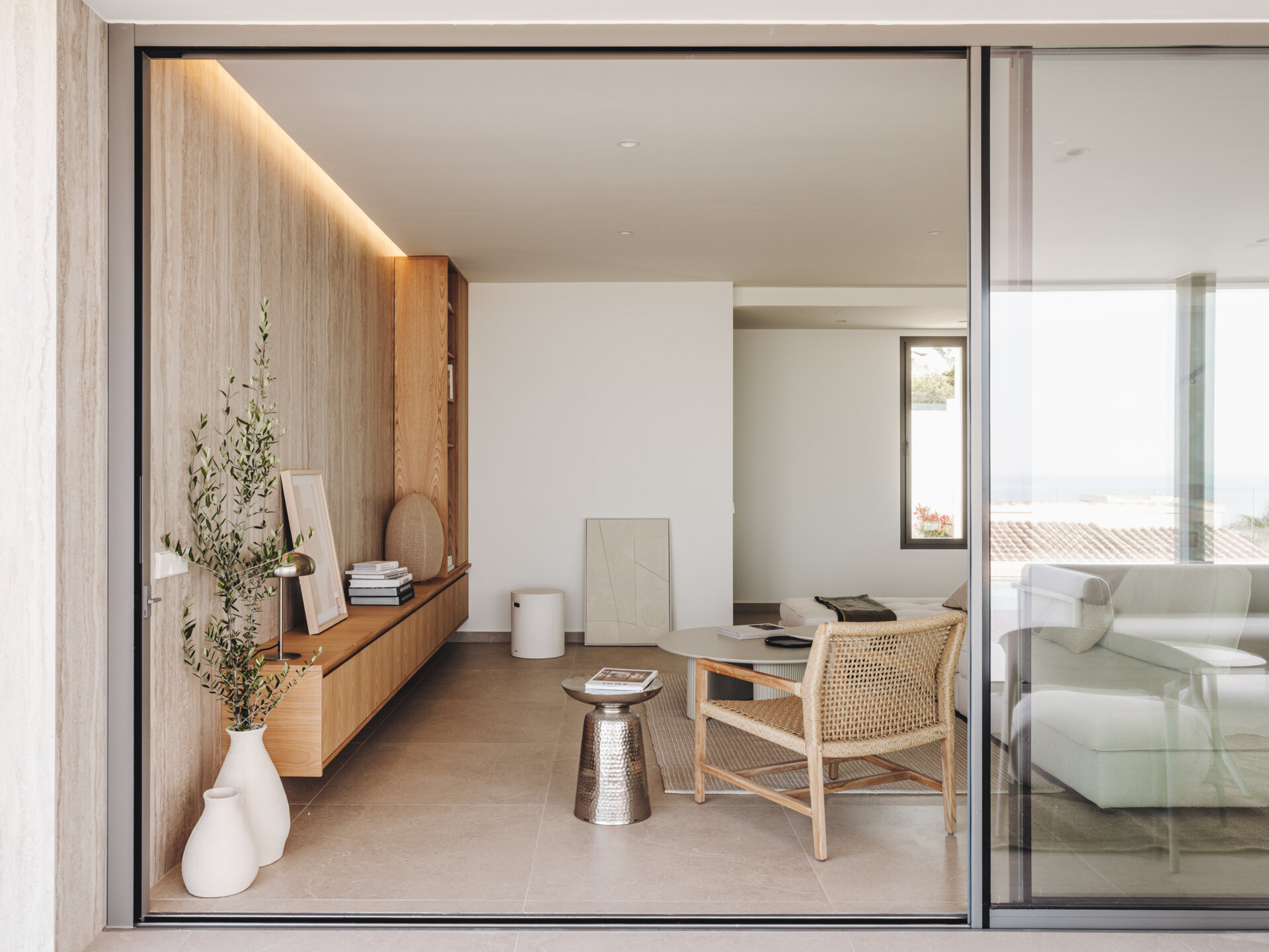 With a floating oak cabinet and hidden lighting, this living room pairs minimalism with warmth and material richness.