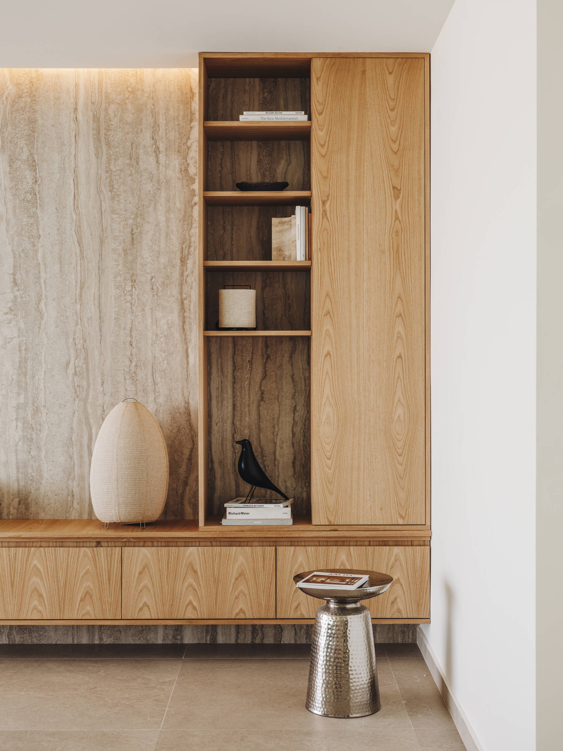 With a floating oak cabinet and hidden lighting, this living room pairs minimalism with warmth and material richness.
