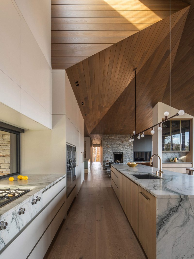 The Stunning Cliffside Home That Makes You Feel Like You’re Living in ...