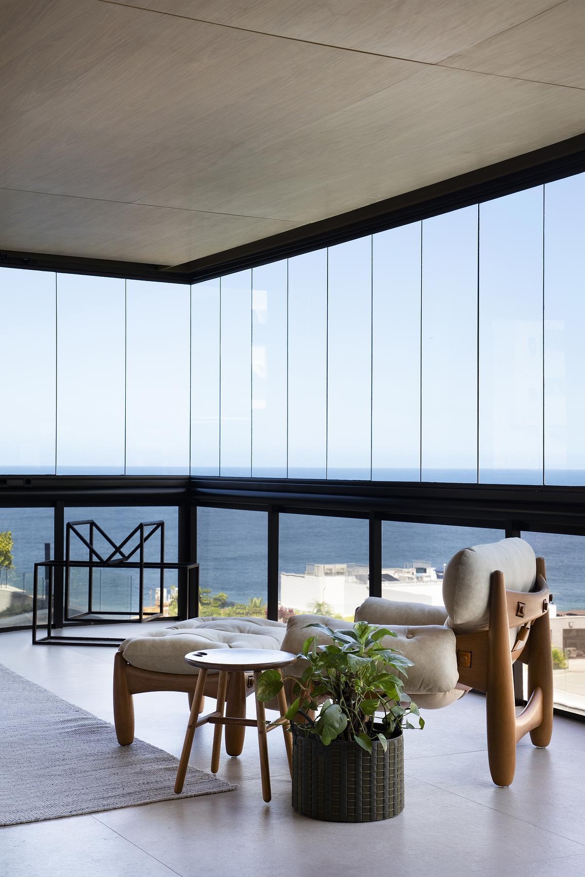 Framed ocean views and soft natural light define this coastal apartment, with thoughtful shading elements that balance privacy and openness.