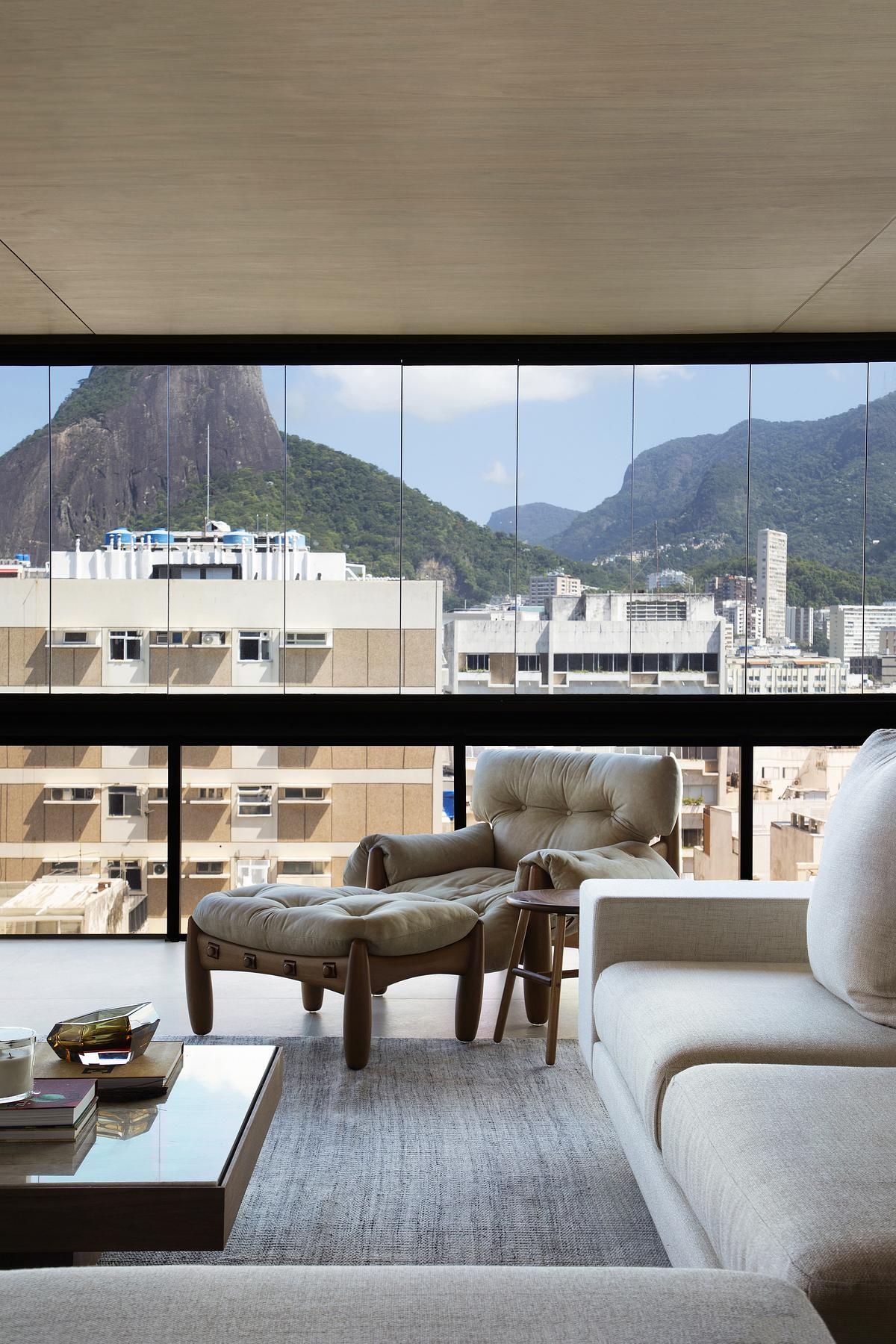 Framed ocean views and soft natural light define this coastal apartment, with thoughtful shading elements that balance privacy and openness.