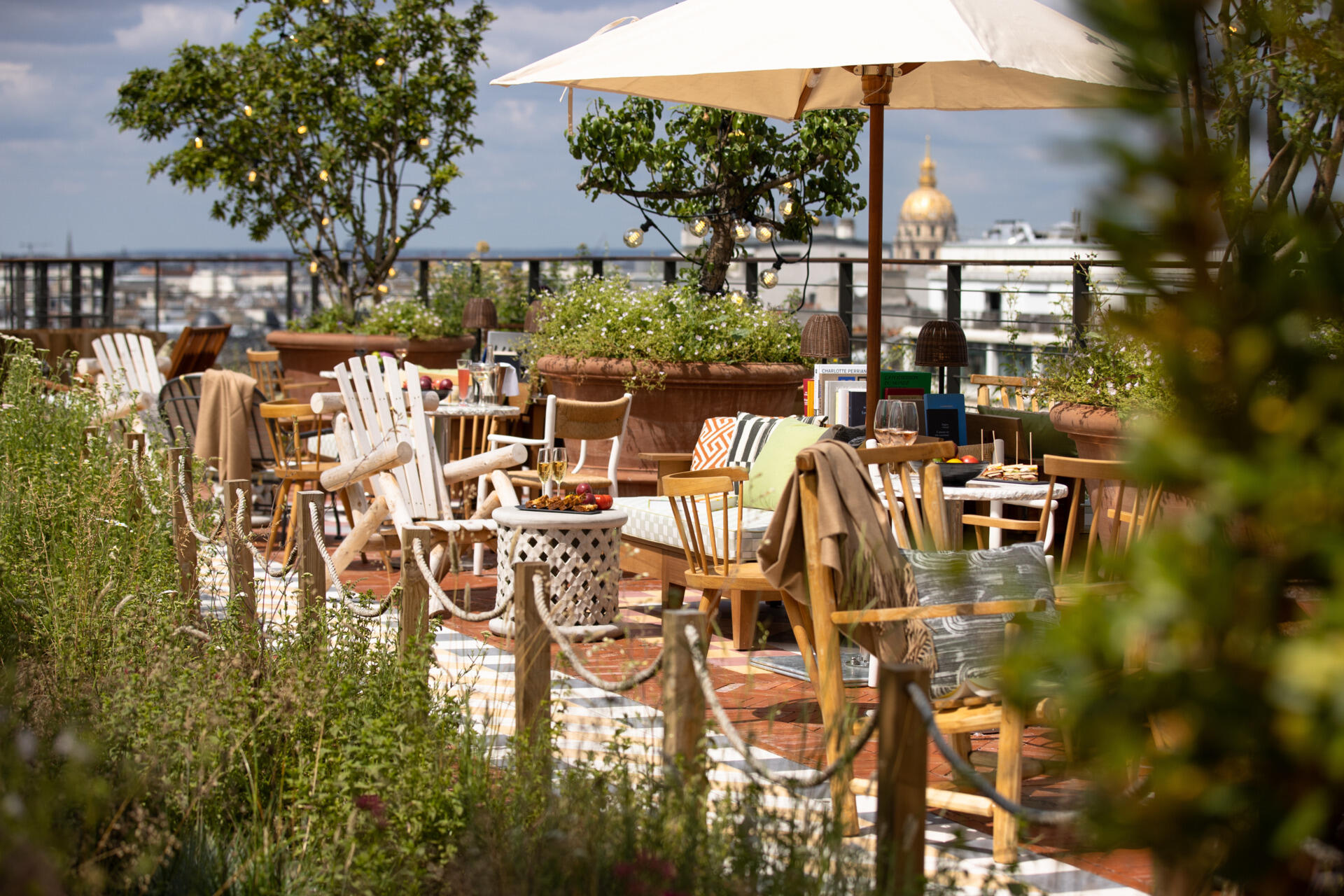 Perched above Montparnasse, the rooftop of Villa M offers breathtaking views of Paris framed by fruit trees, wicker chairs, and glowing string lights. A garden oasis in the sky, it’s a serene spot for drinks, relaxation, and unforgettable sunsets.